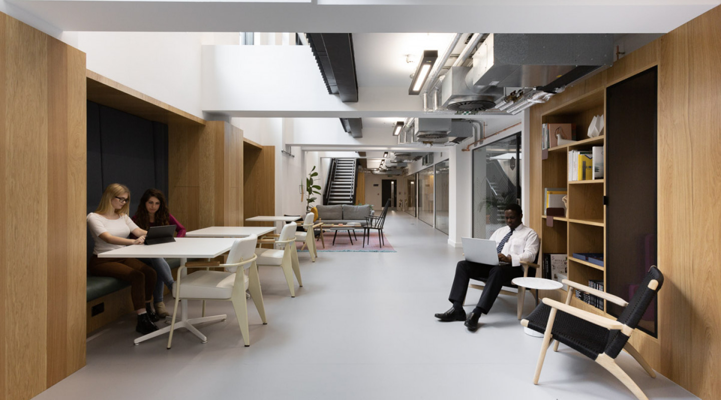 Modern meeting room with flexible seating for collaborative events and brainstorming sessions.