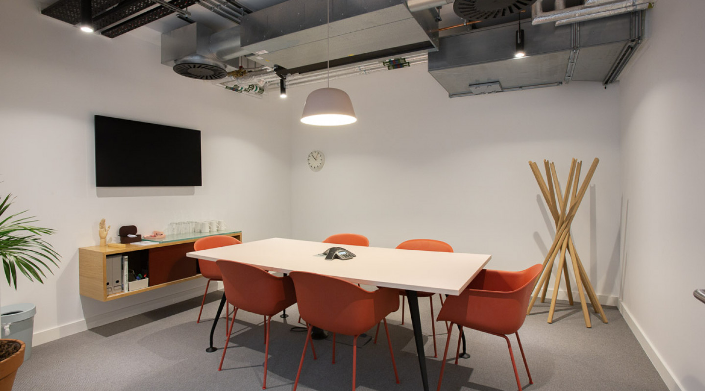 Modern meeting room with spacious table, ideal for team meetings and brainstorming.