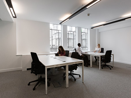 Modern minimalist meeting room with natural light for collaborative sessions.
