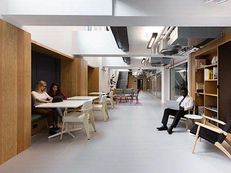 Modern meeting room with cozy seating, ideal for workshops and team gatherings.