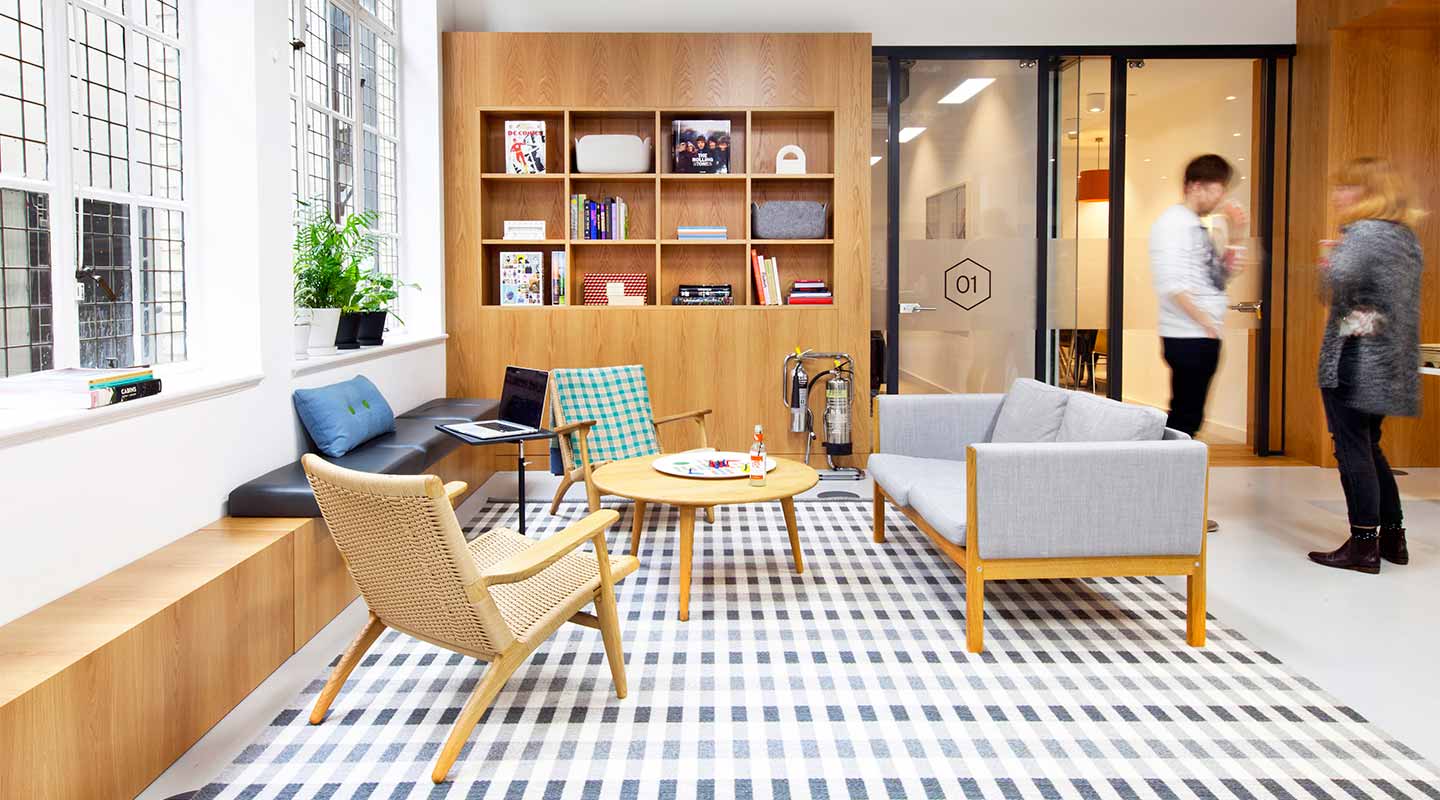 Modern lounge area in Meeting Room 00.47, ideal for networking and informal meetings.