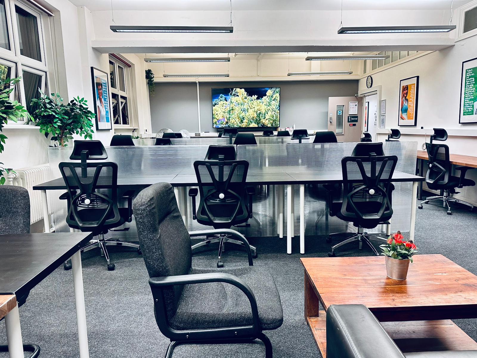 Modern meeting space in Wimbletech with central table, ideal for workshops and brainstorming.