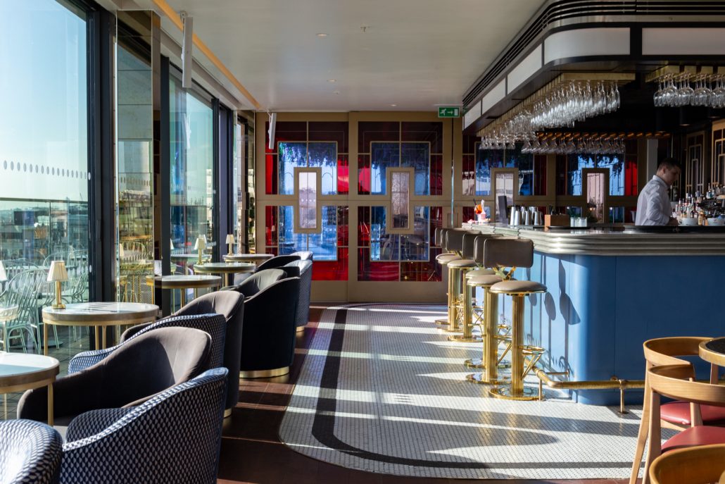 Modern bar area at LSQRooftop, ideal for networking events and cocktail receptions.