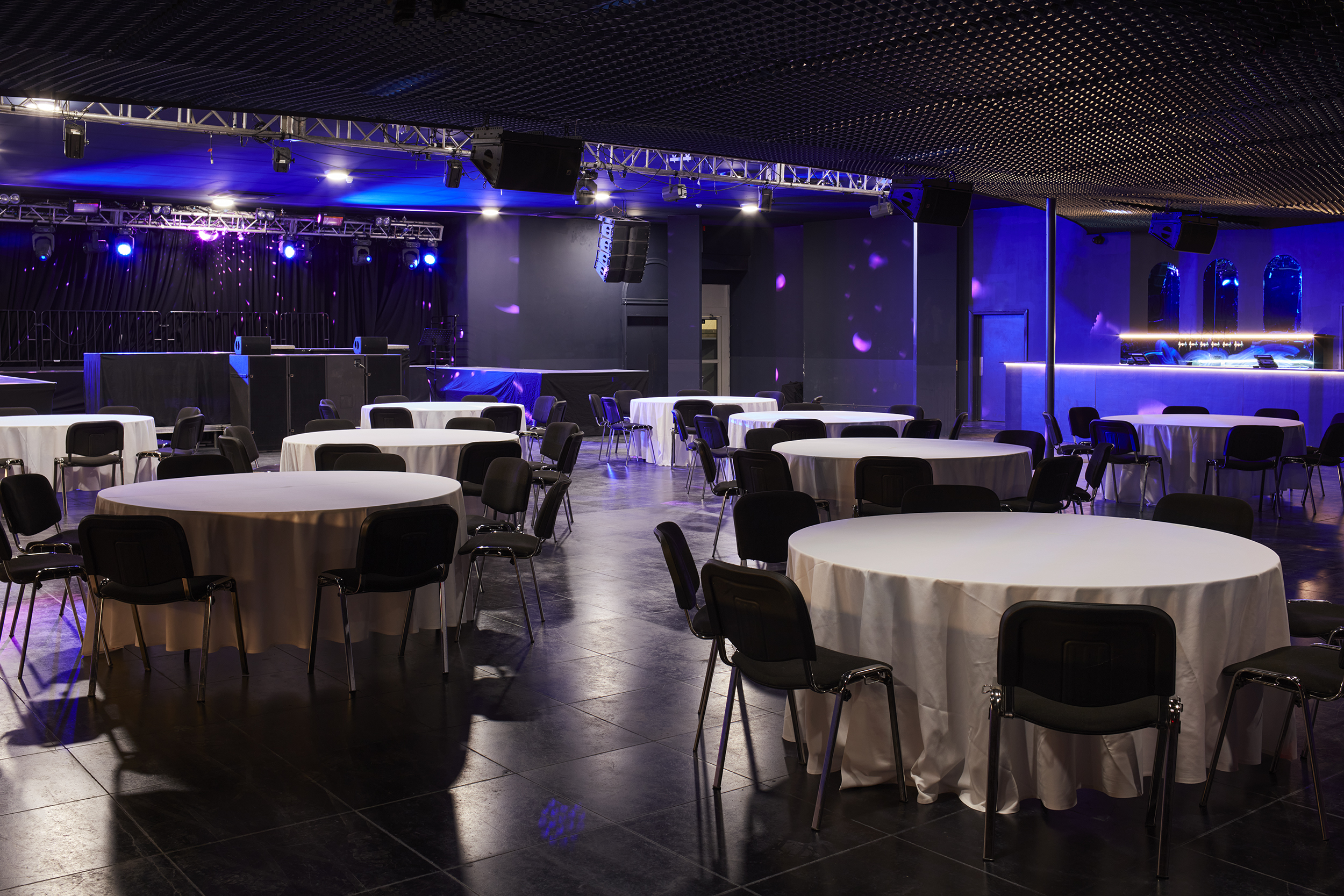 Versatile Concert Hall with round tables, ideal for formal gatherings and receptions.