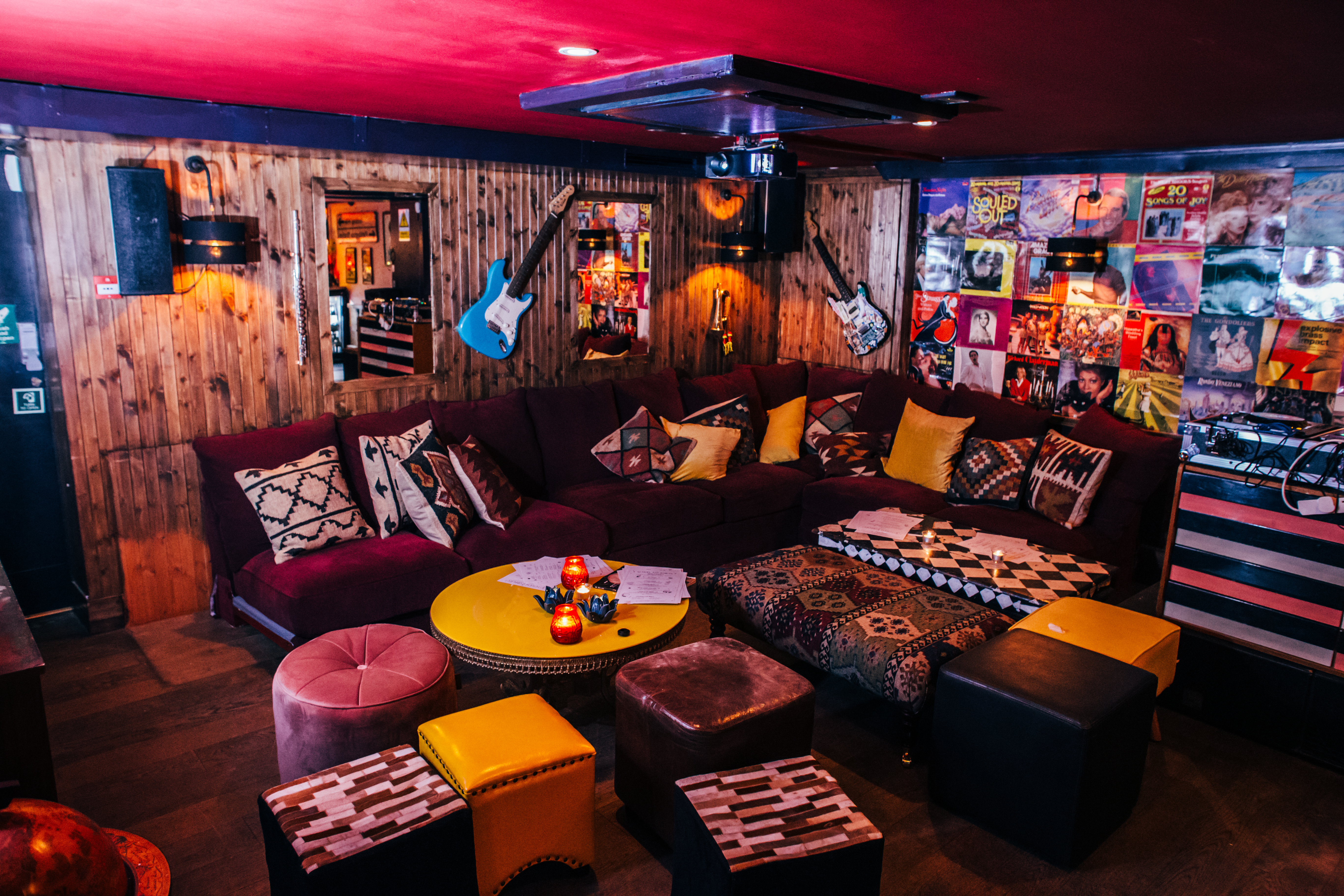 Vibrant lounge at Flatmates Den, ideal for networking and creative meetings.