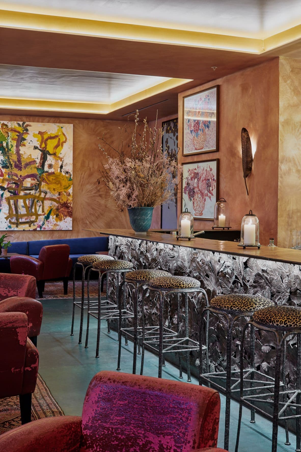 Stylish bar at La Goccia, ideal for networking events and cocktail receptions.