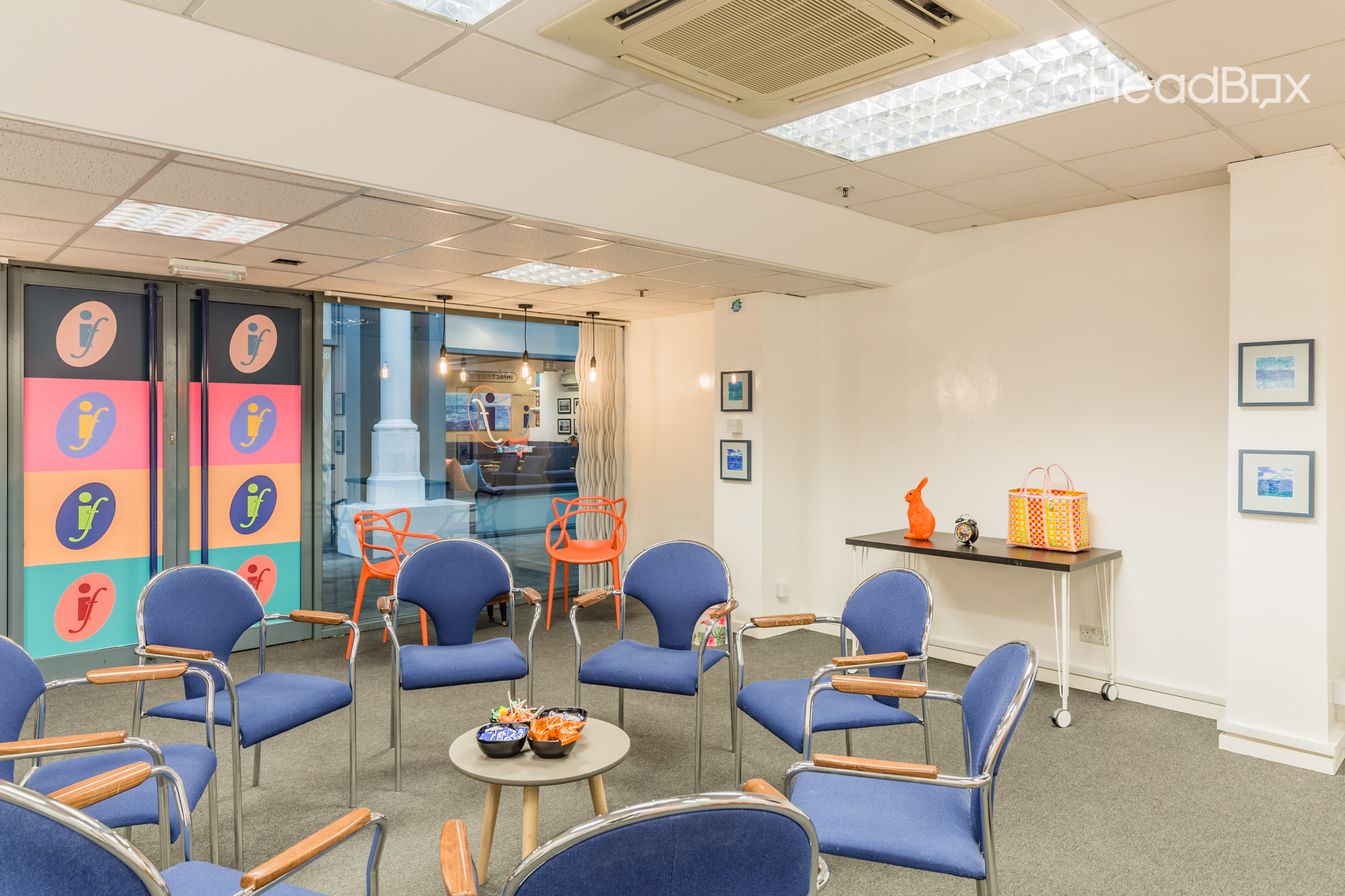 Versatile meeting space in The Cosy Room, colorful decor, perfect for workshops and brainstorming.