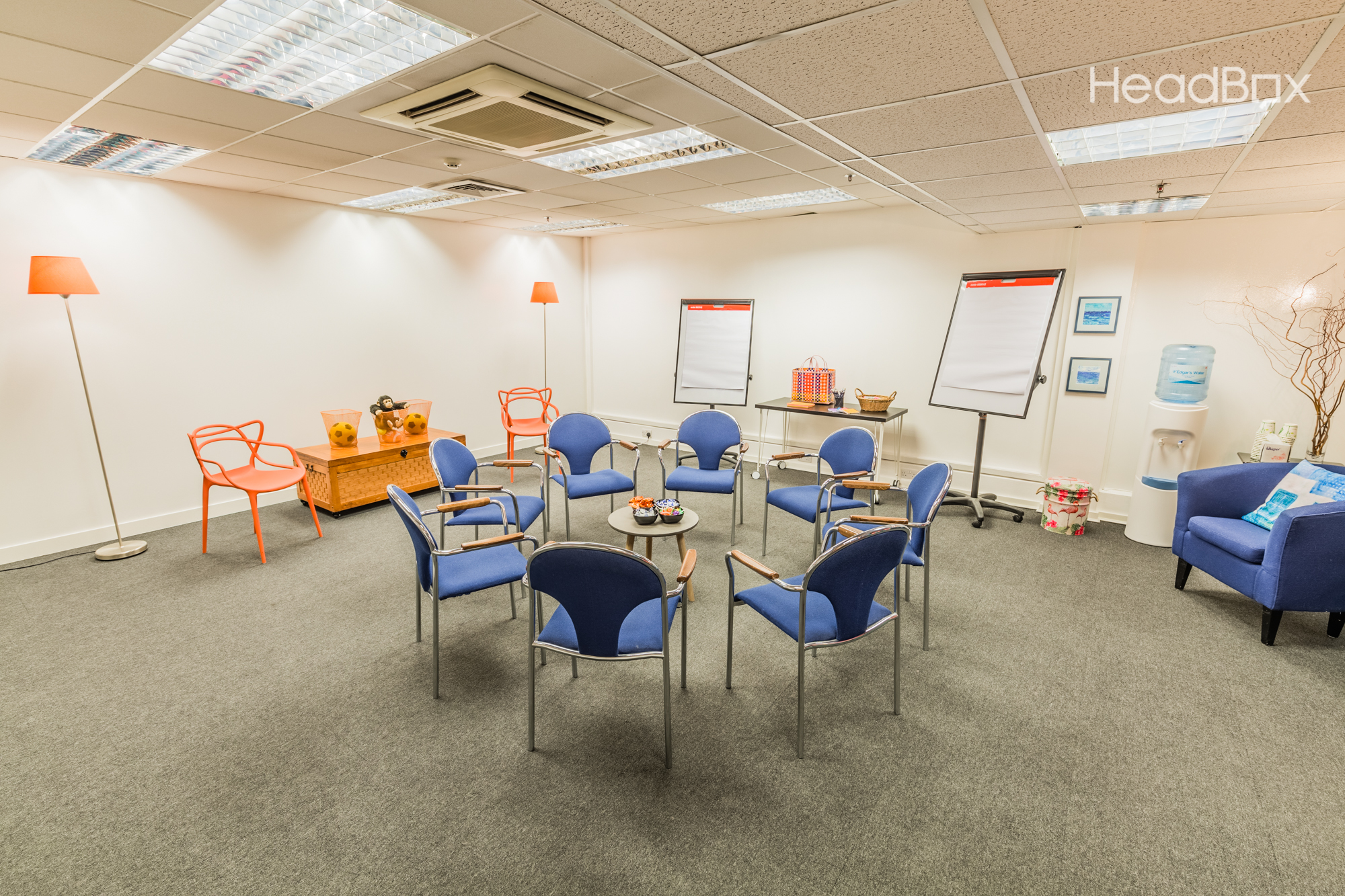The Cosy Room: circular seating, ideal for collaborative workshops and meetings.