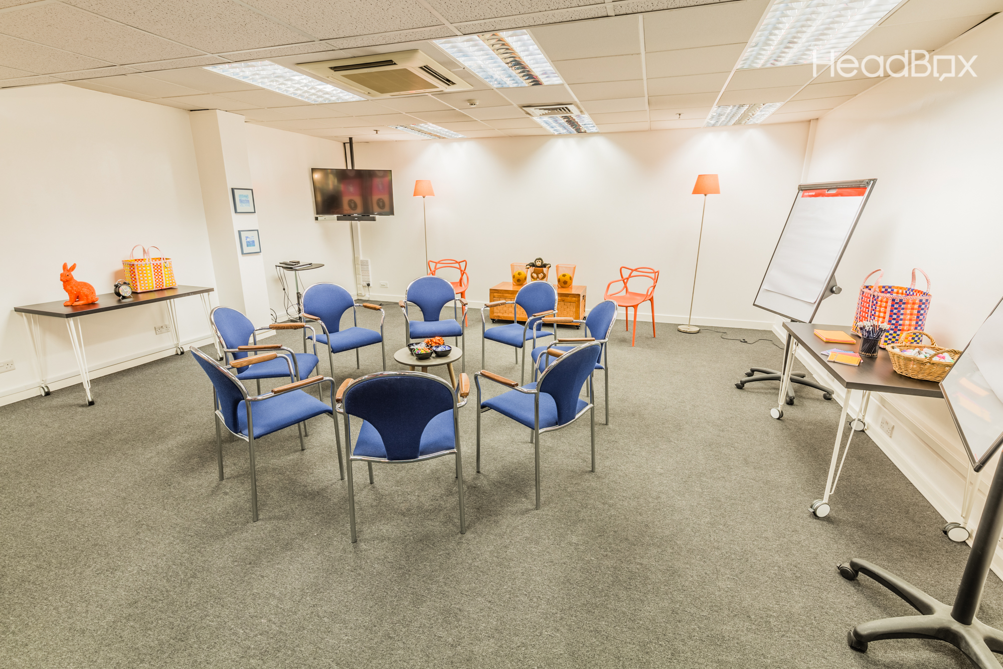 Cosy Room in Impact Factory with circular seating, ideal for workshops and team meetings.