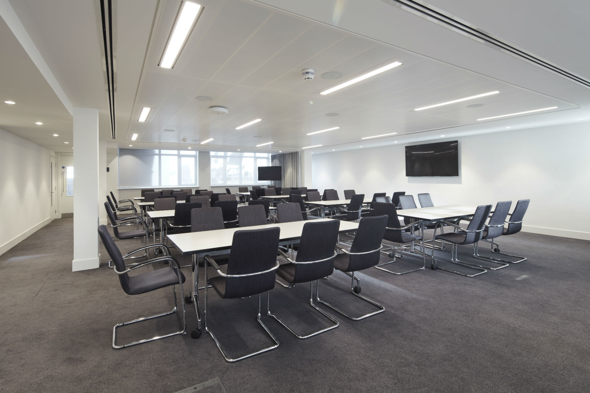 Modern meeting room in Westminster with ergonomic chairs for collaborative events.