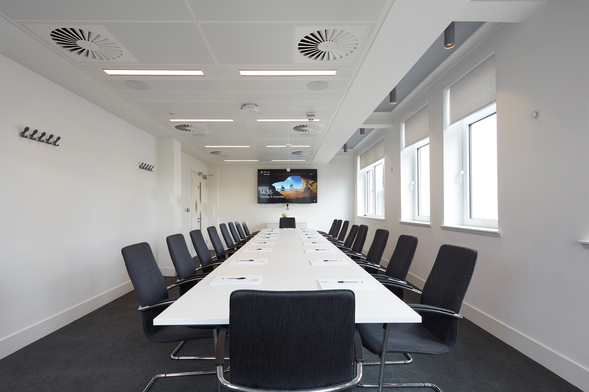 Victoria - c0aqcccxkcm.jpg