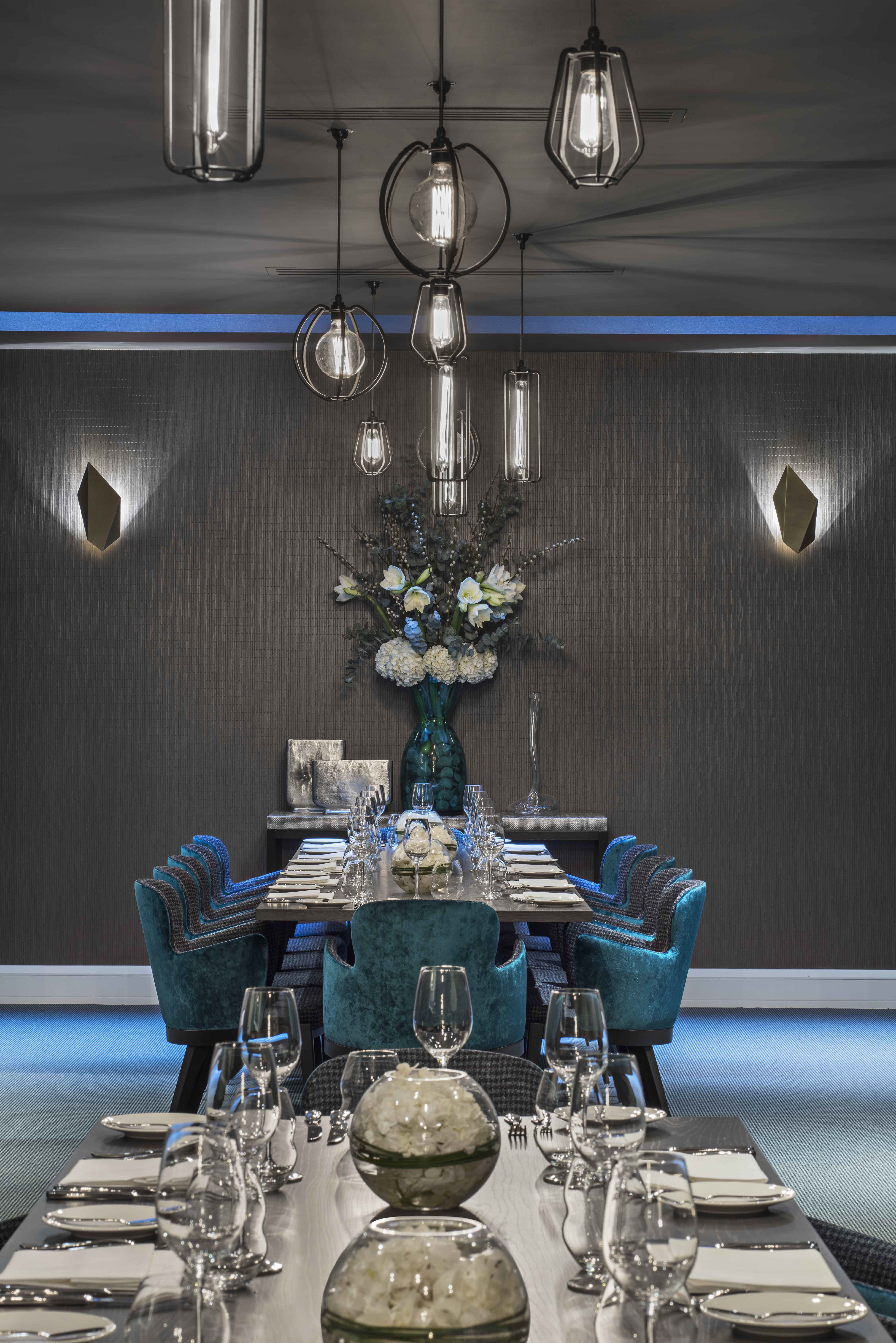 Elegant dining table with floral centerpiece at M Threadneedle Street for upscale events.