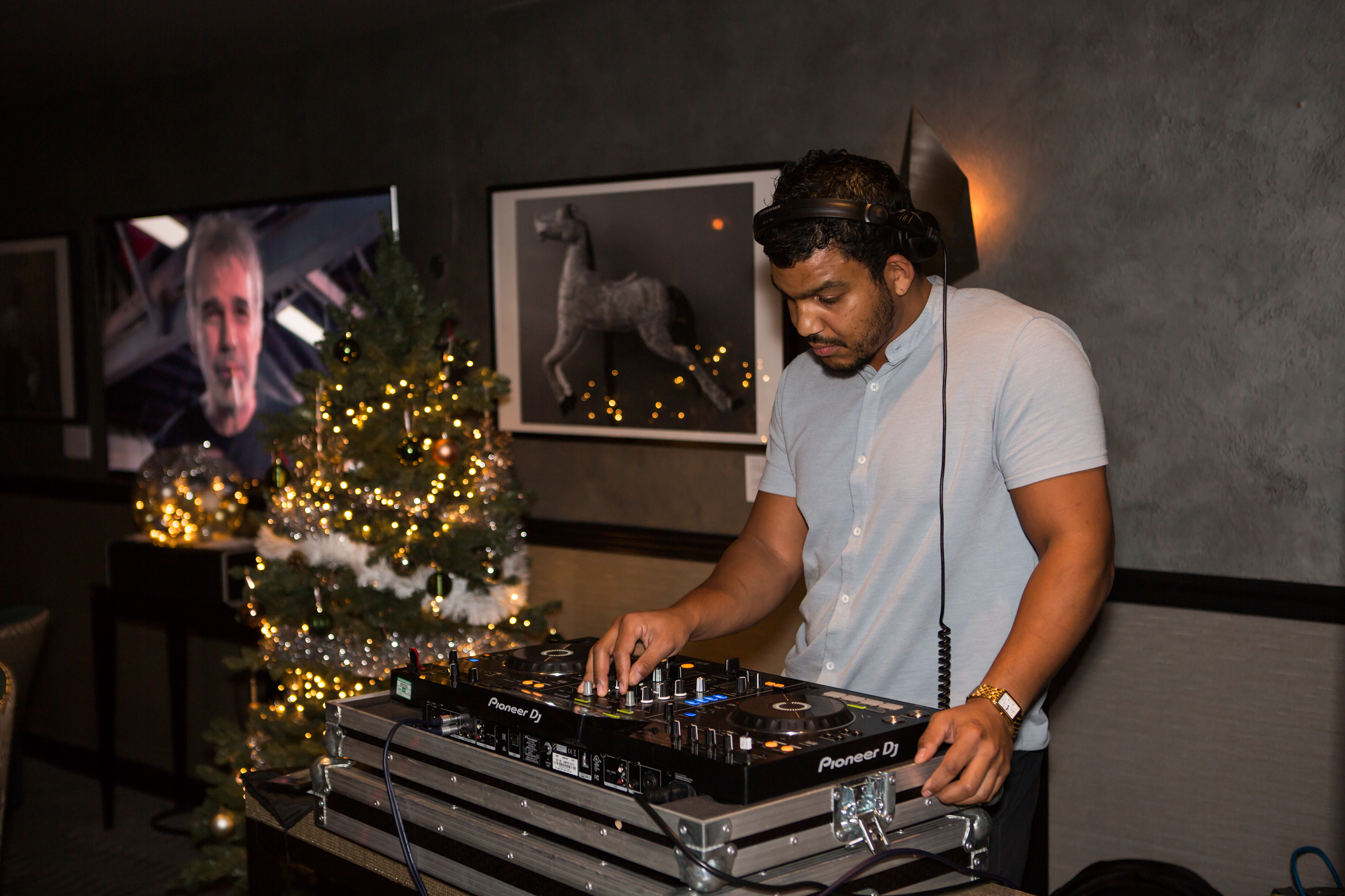 THE DEN - 2qddxqtkvsc.jpg