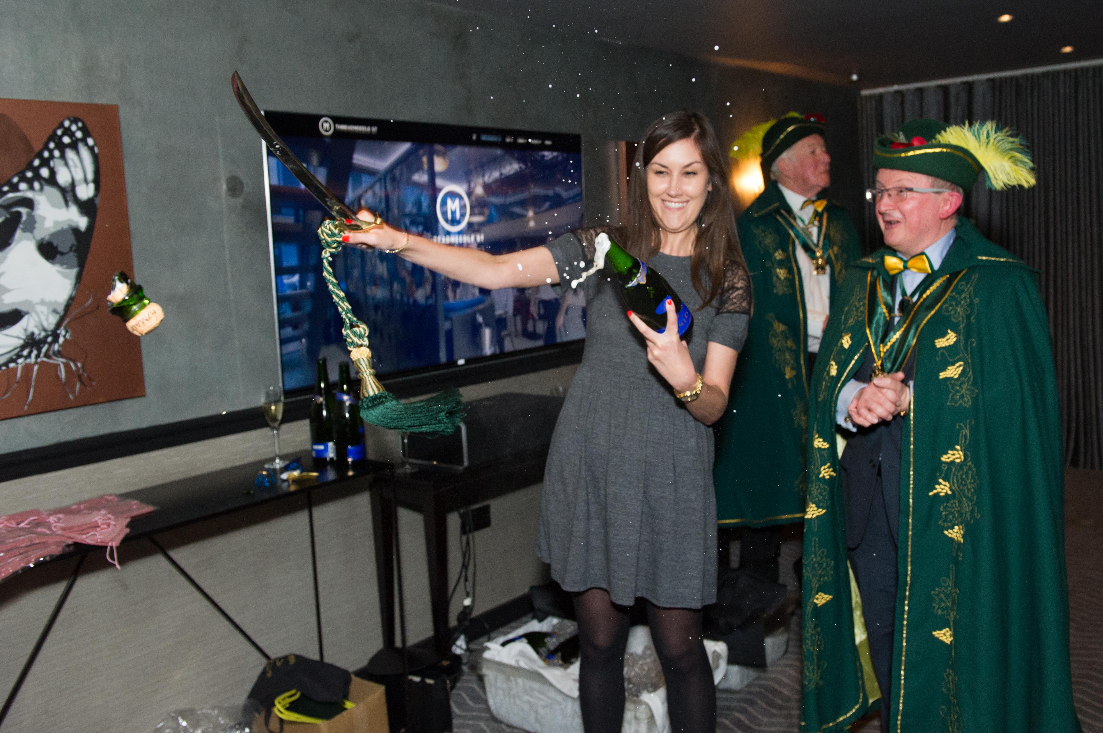 THE DEN - 4kv4exe5jsd.jpg