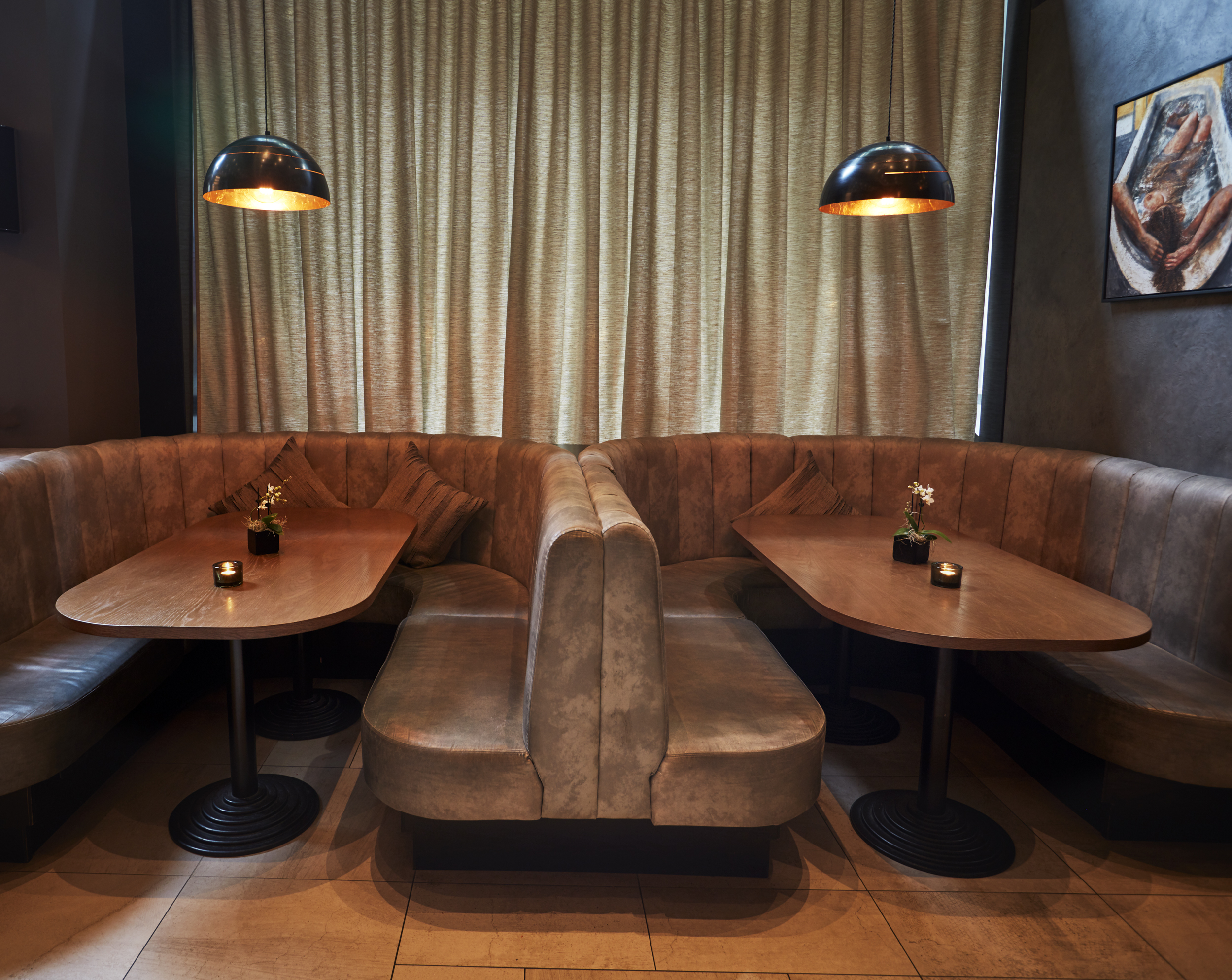 Cozy seating at THE DEN, M Threadneedle St, ideal for meetings and gatherings.