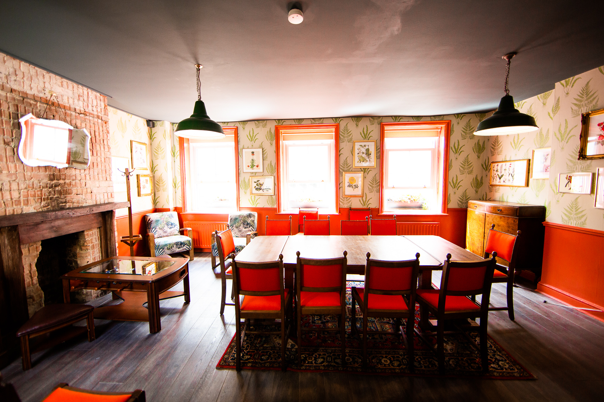 Charming meeting space with natural light, ideal for workshops and corporate events.