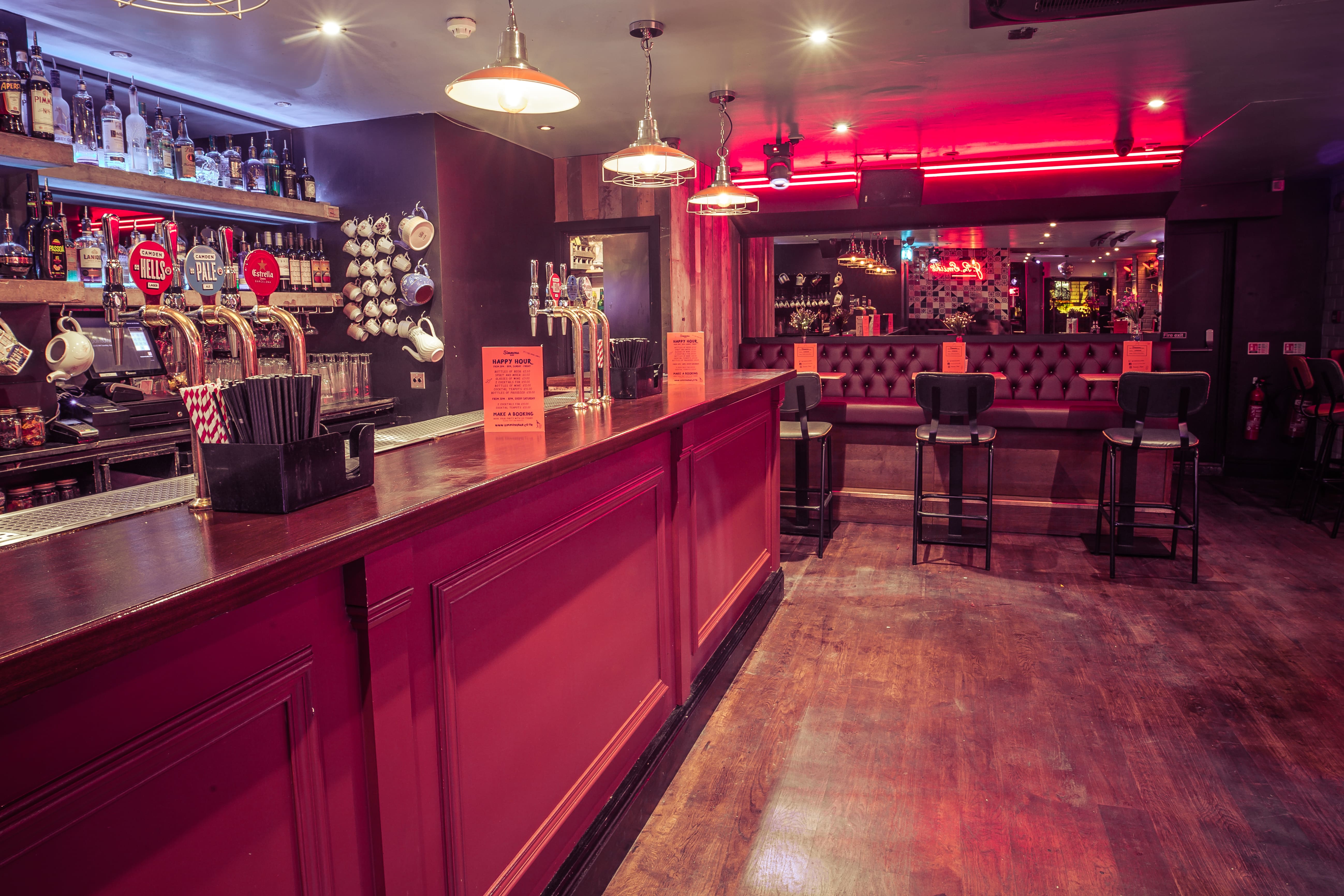 Stylish bar at Simmons Piccadilly Circus, perfect for networking events and gatherings.