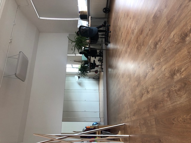 Versatile meeting space with large mirror, ideal for workshops and team gatherings.