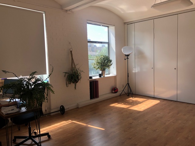Bright meeting space at Marcophysio Westferry, ideal for workshops and brainstorming sessions.