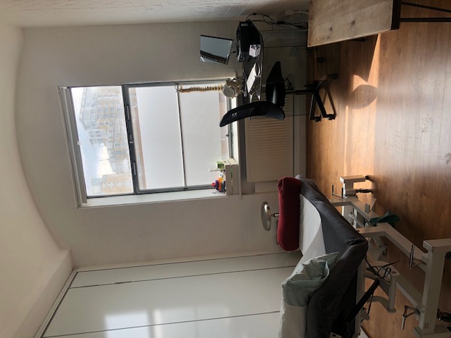 Minimalist workspace at Marcophysio Westferry for meetings and brainstorming.