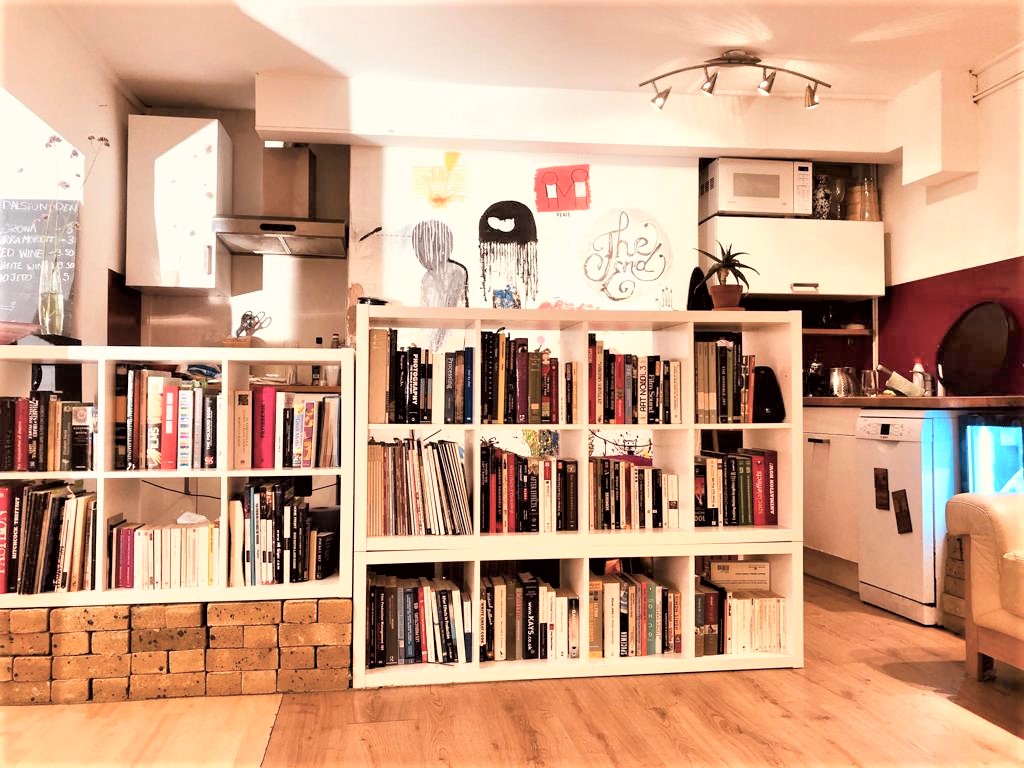 Cozy Dalston Den venue with bookshelf, perfect for meetings and workshops.