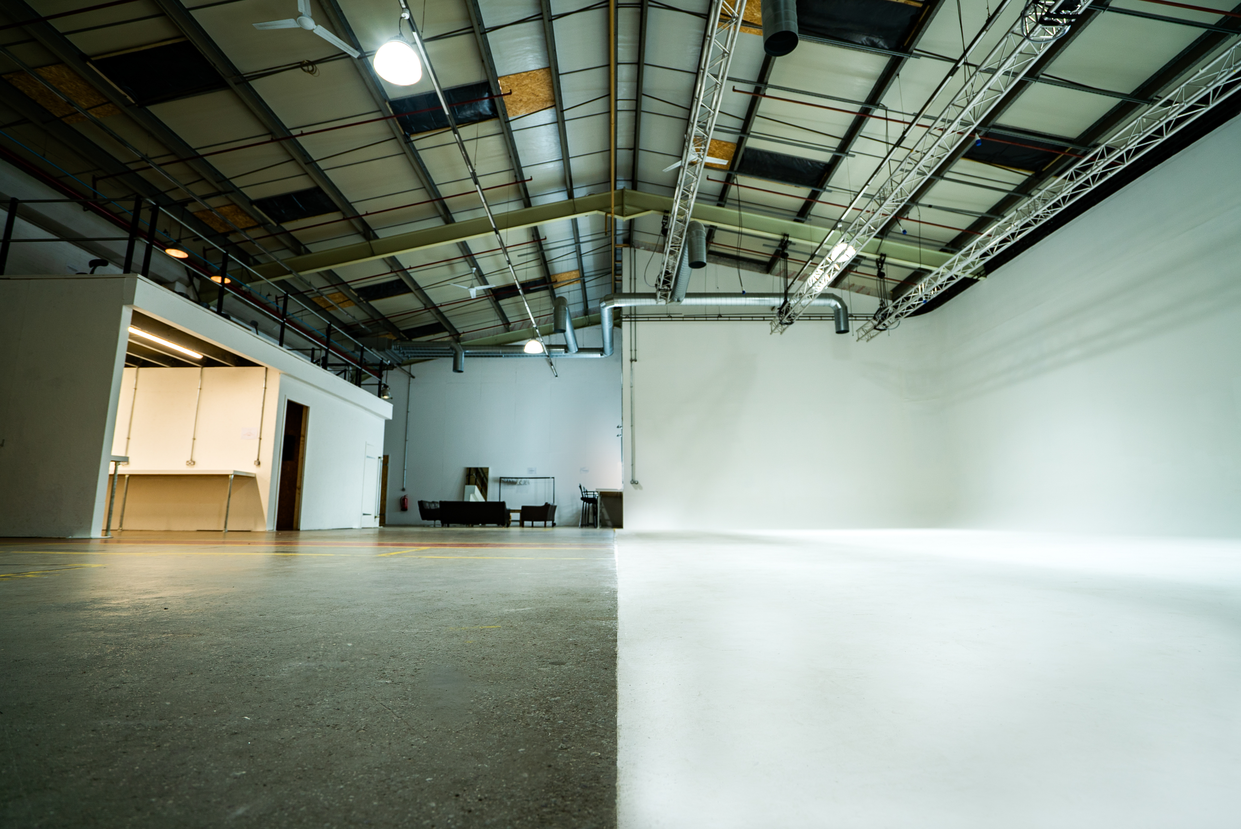 Versatile event space with white backdrop for meetings and workshops at [Un.titled] Studio.