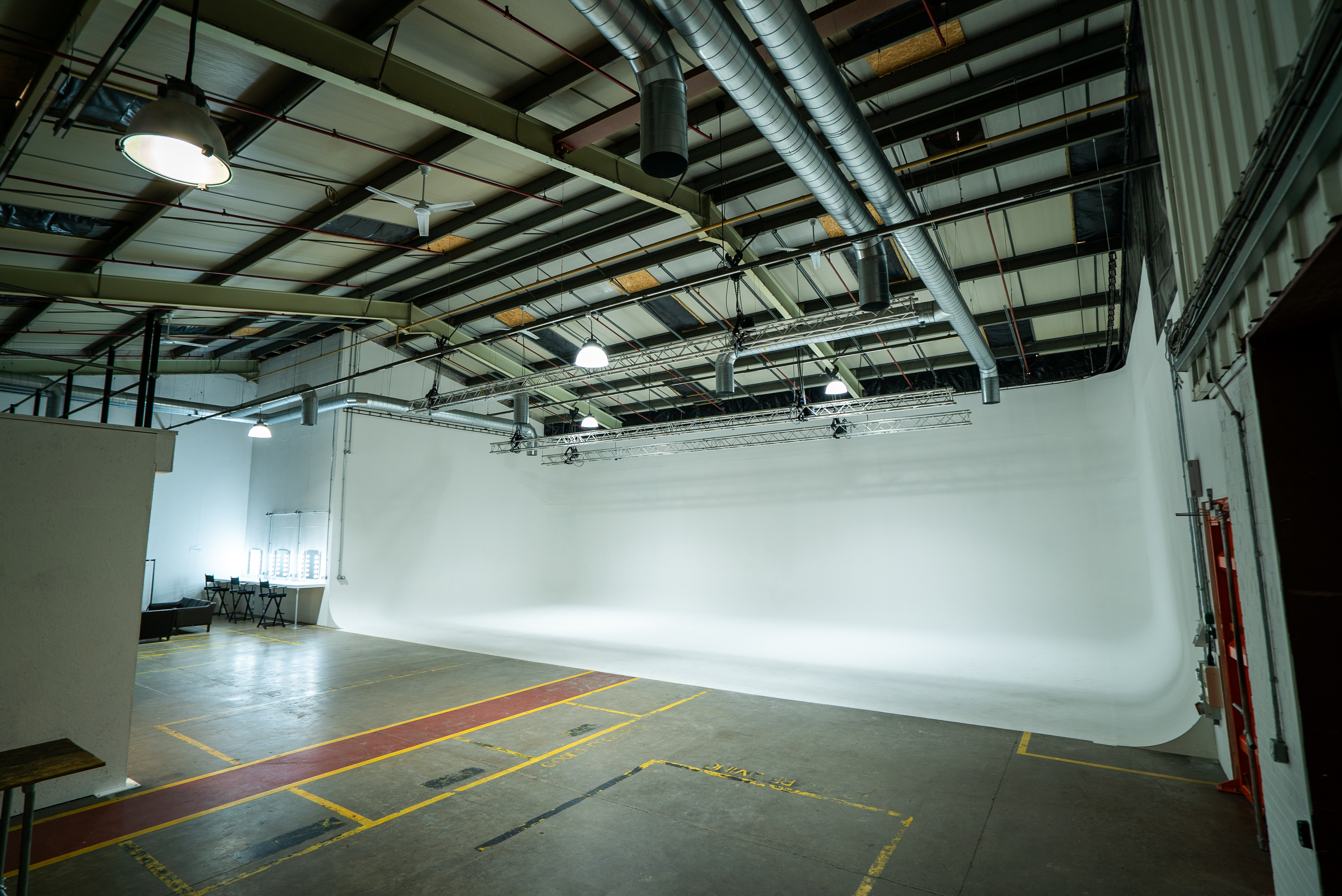 Spacious Studio One event space with white backdrop for corporate meetings and creative events.