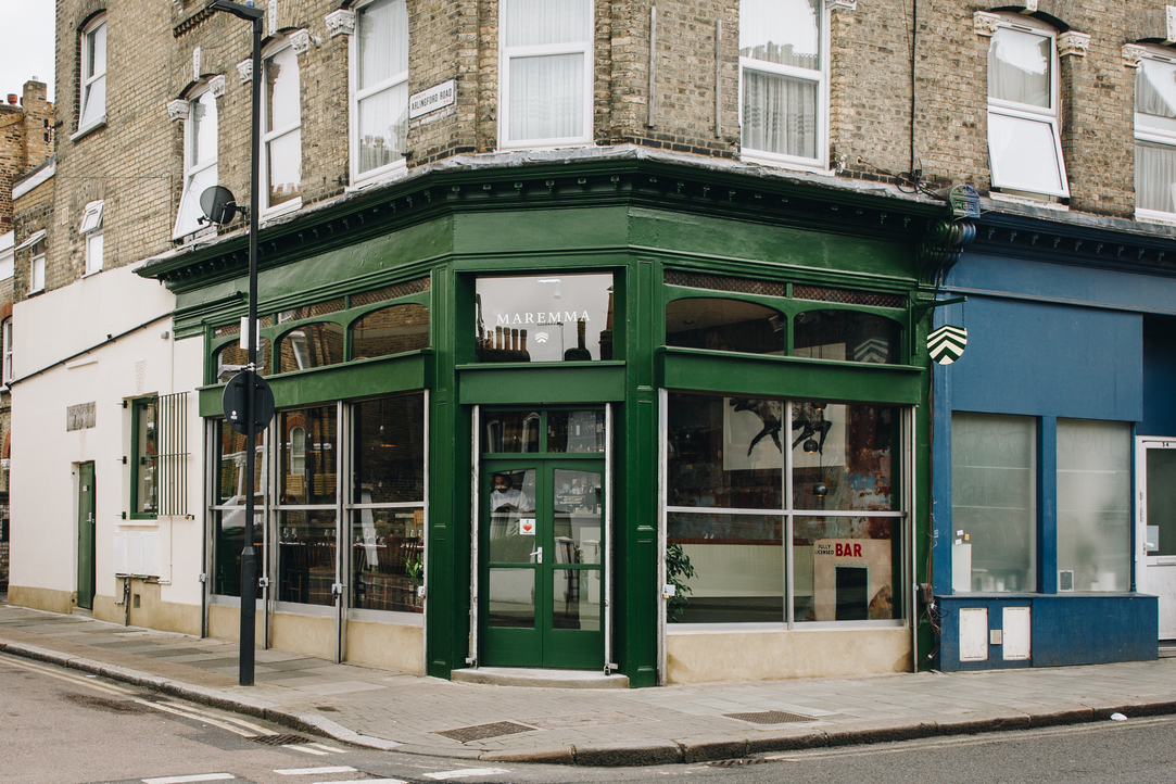 Private dining wine cellar in Maremma with green facade, perfect for intimate events.