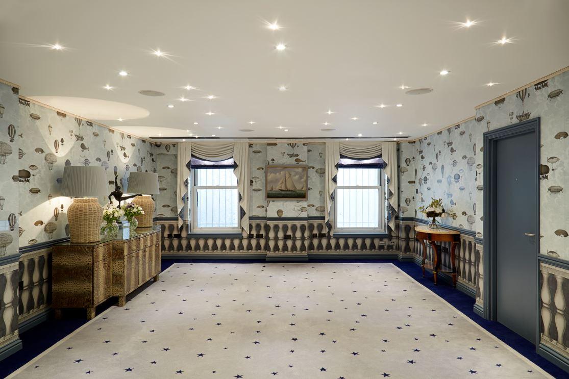 Elegant meeting room with natural light, perfect for conferences and gatherings.