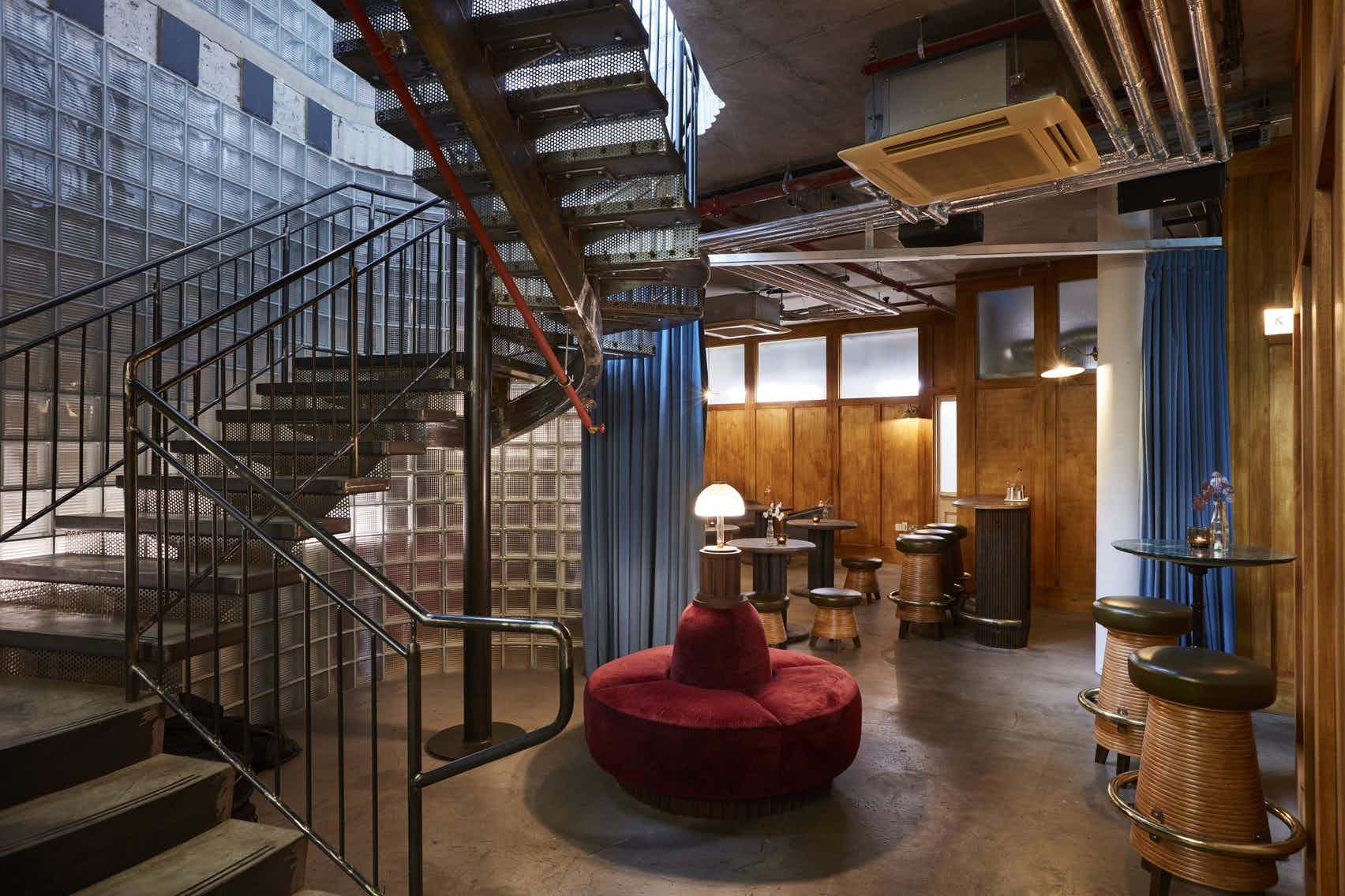 Stylish industrial bar in Lino, perfect for networking events and intimate gatherings.