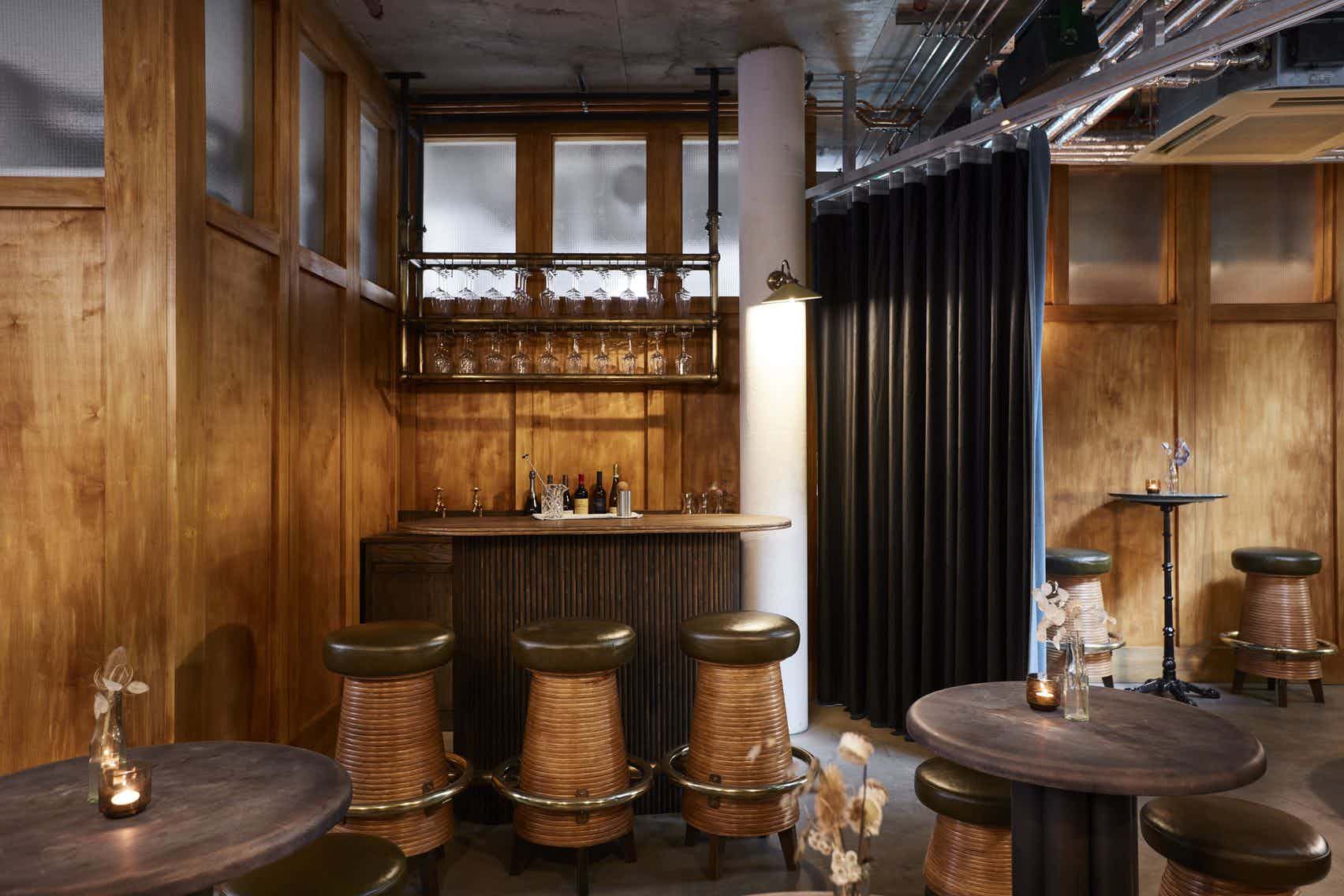 Stylish intimate bar in Lino, perfect for networking events and small gatherings.