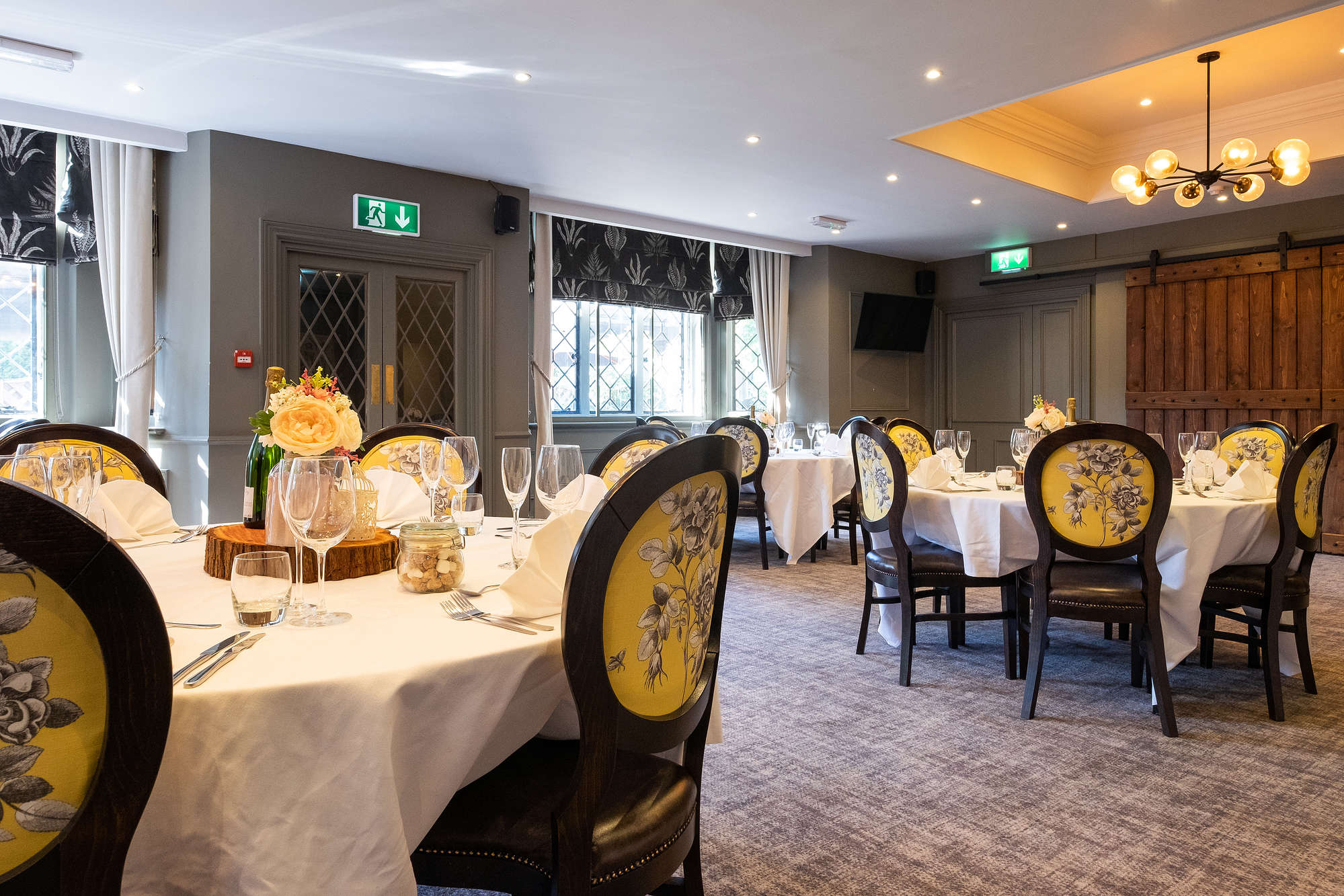 Elegant dining room in Westminster Suite, perfect for corporate events and gatherings.