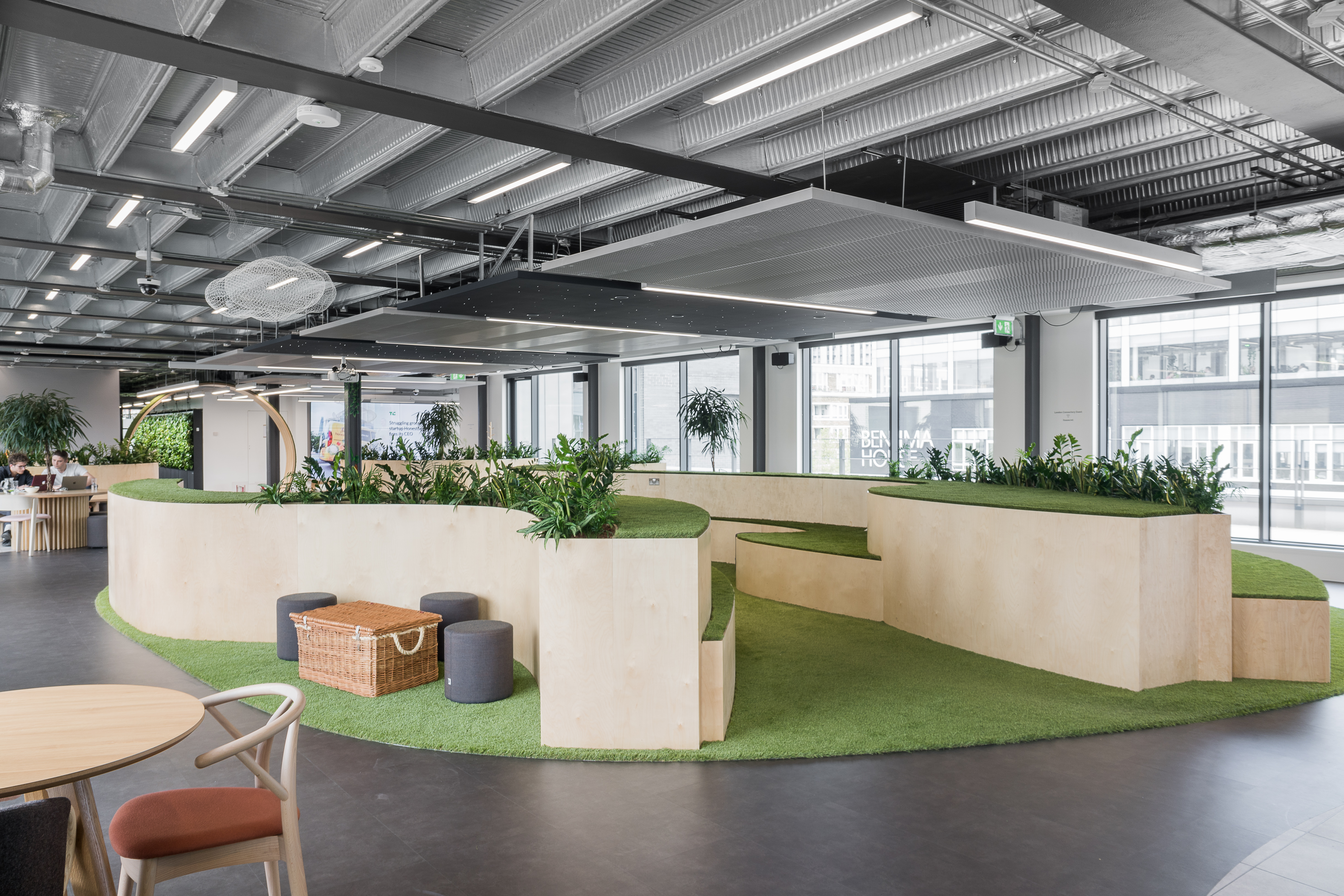 Modern flexible meeting space with greenery, ideal for workshops and gatherings in London.