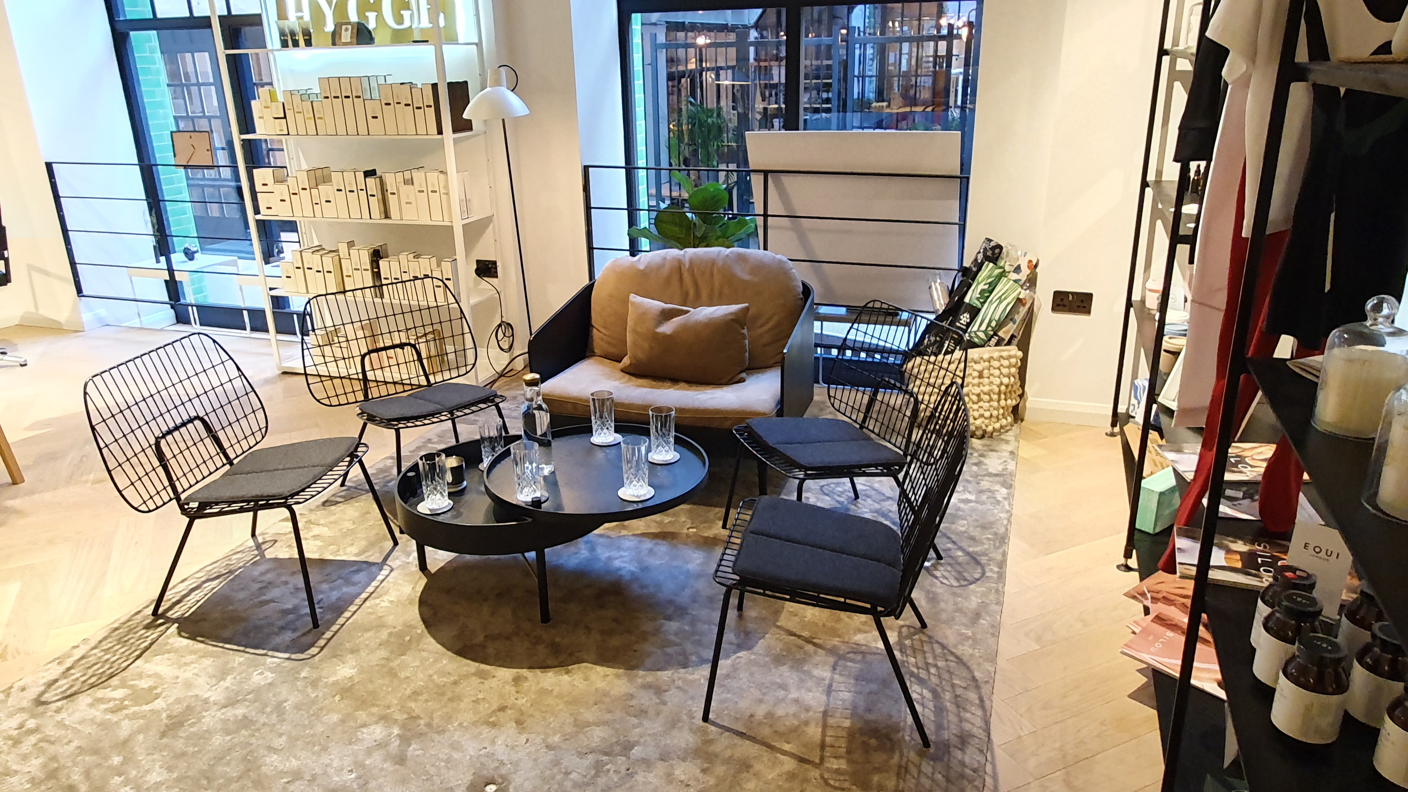 Stylish meeting space in SMUK Belgravia for creative gatherings and brainstorming sessions.