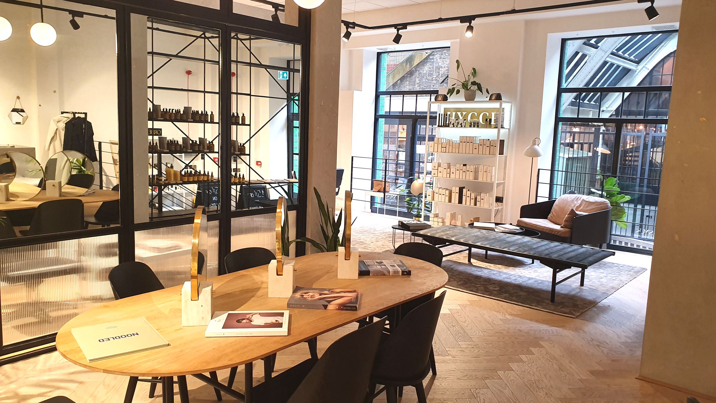 Modern meeting space in SMUK Belgravia, ideal for workshops and brainstorming sessions.