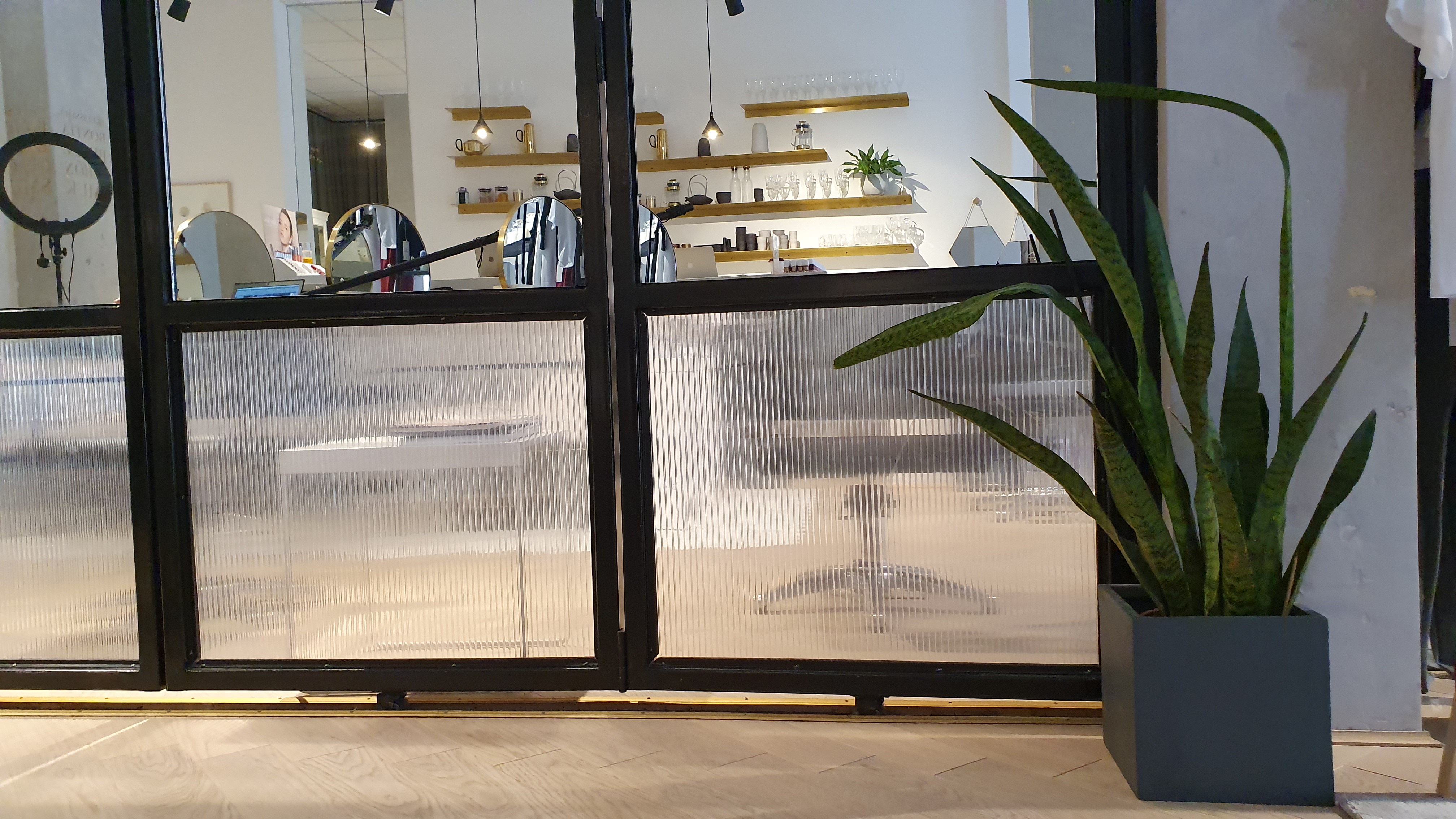 Modern meeting space with glass partitions at SMUK Belgravia for events and gatherings.