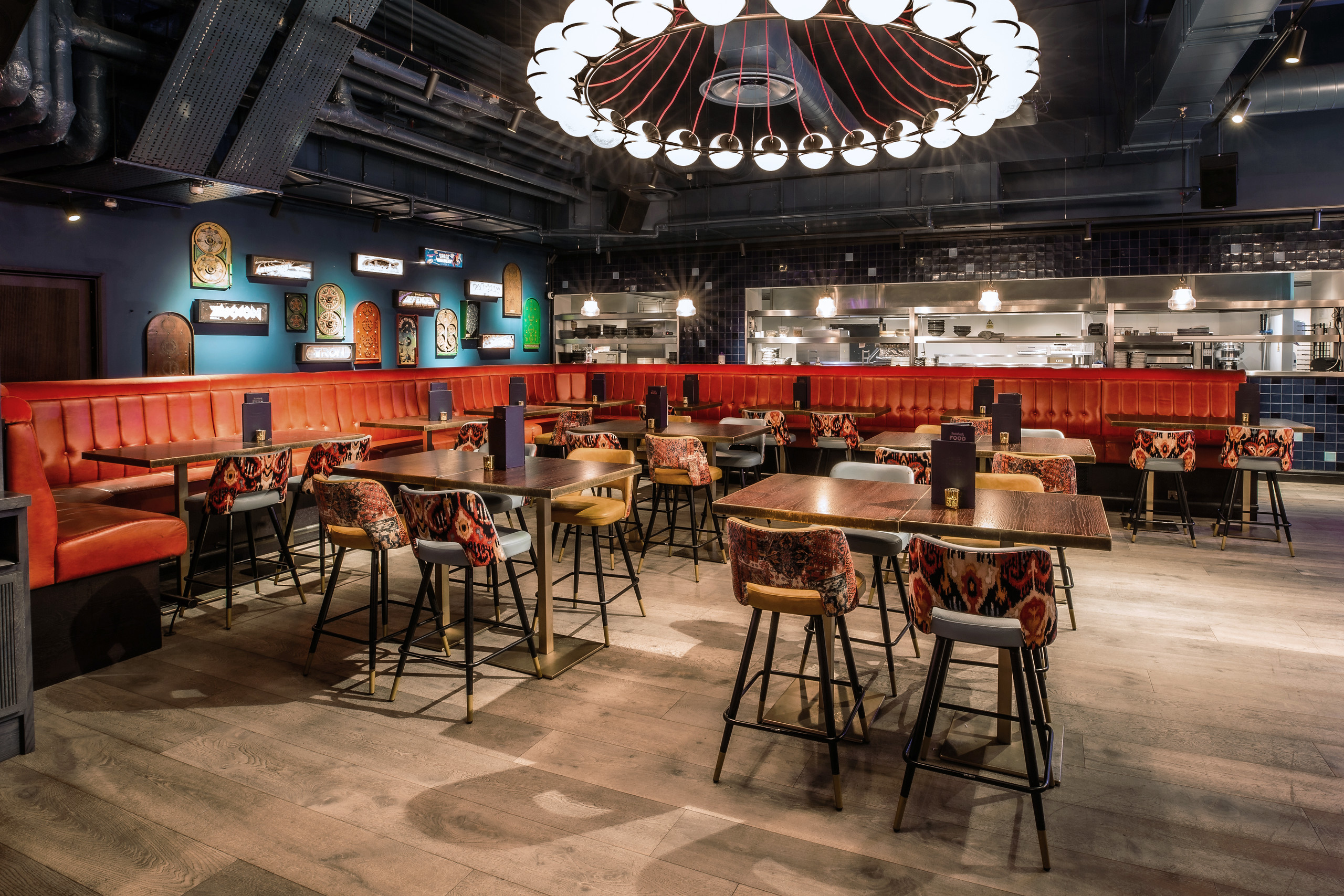 Stylish dining space at Puttshack Bank for networking events and gatherings.