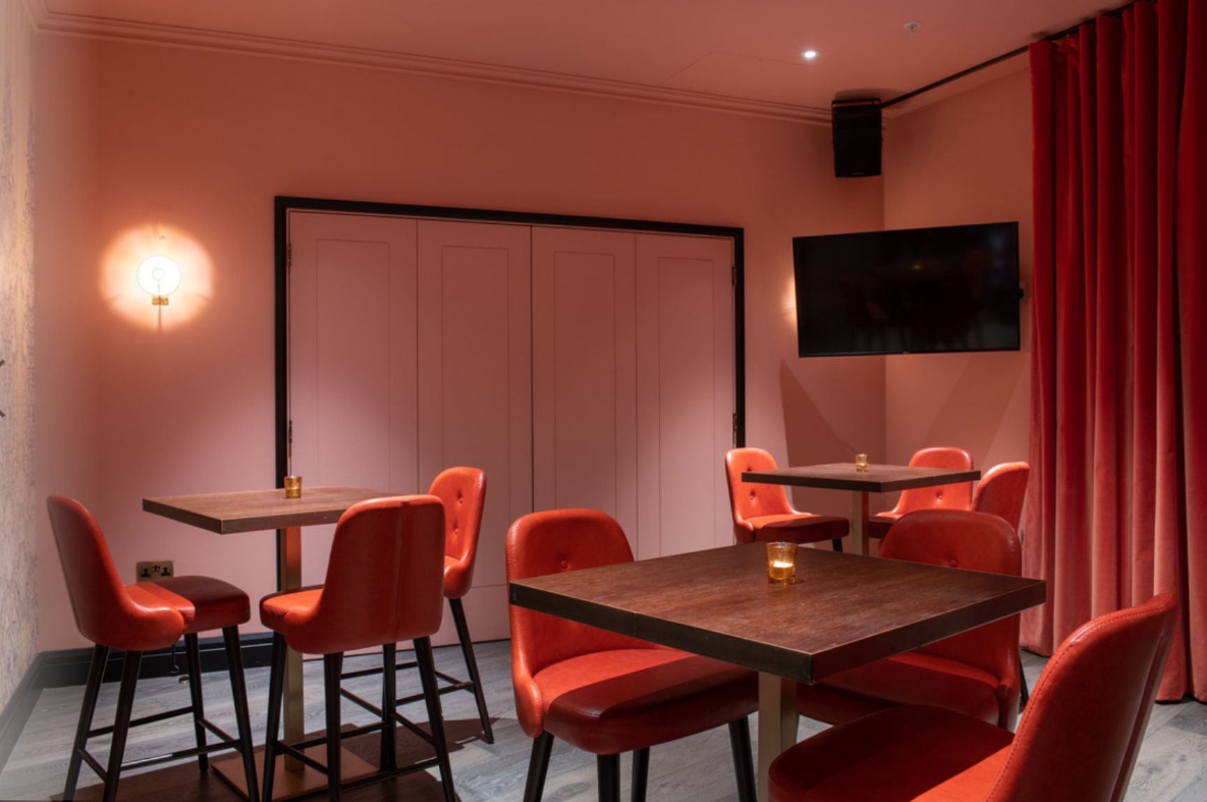 Stylish Rose Private Room at Puttshack Bank for intimate meetings and gatherings.