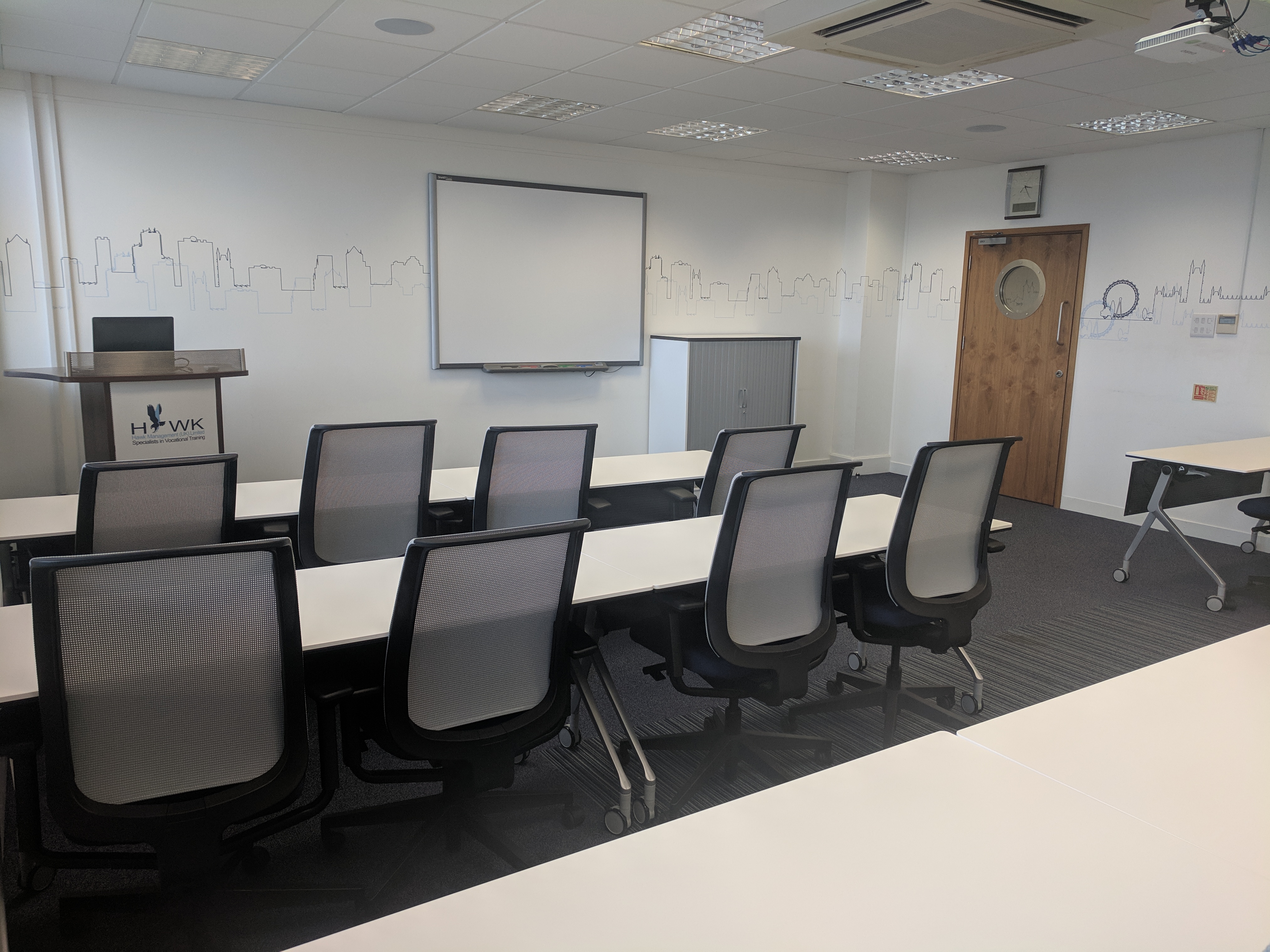 Well-equipped meeting room with natural light, ideal for workshops and presentations.
