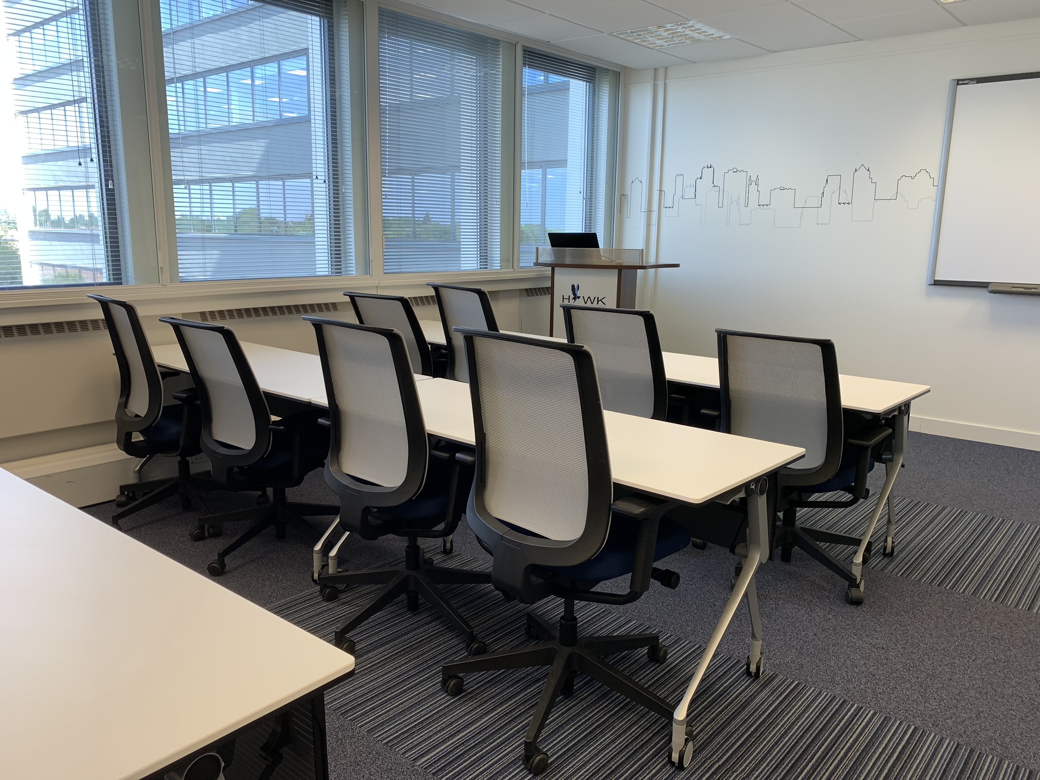 Modern meeting room with ergonomic chairs, perfect for professional gatherings and events.