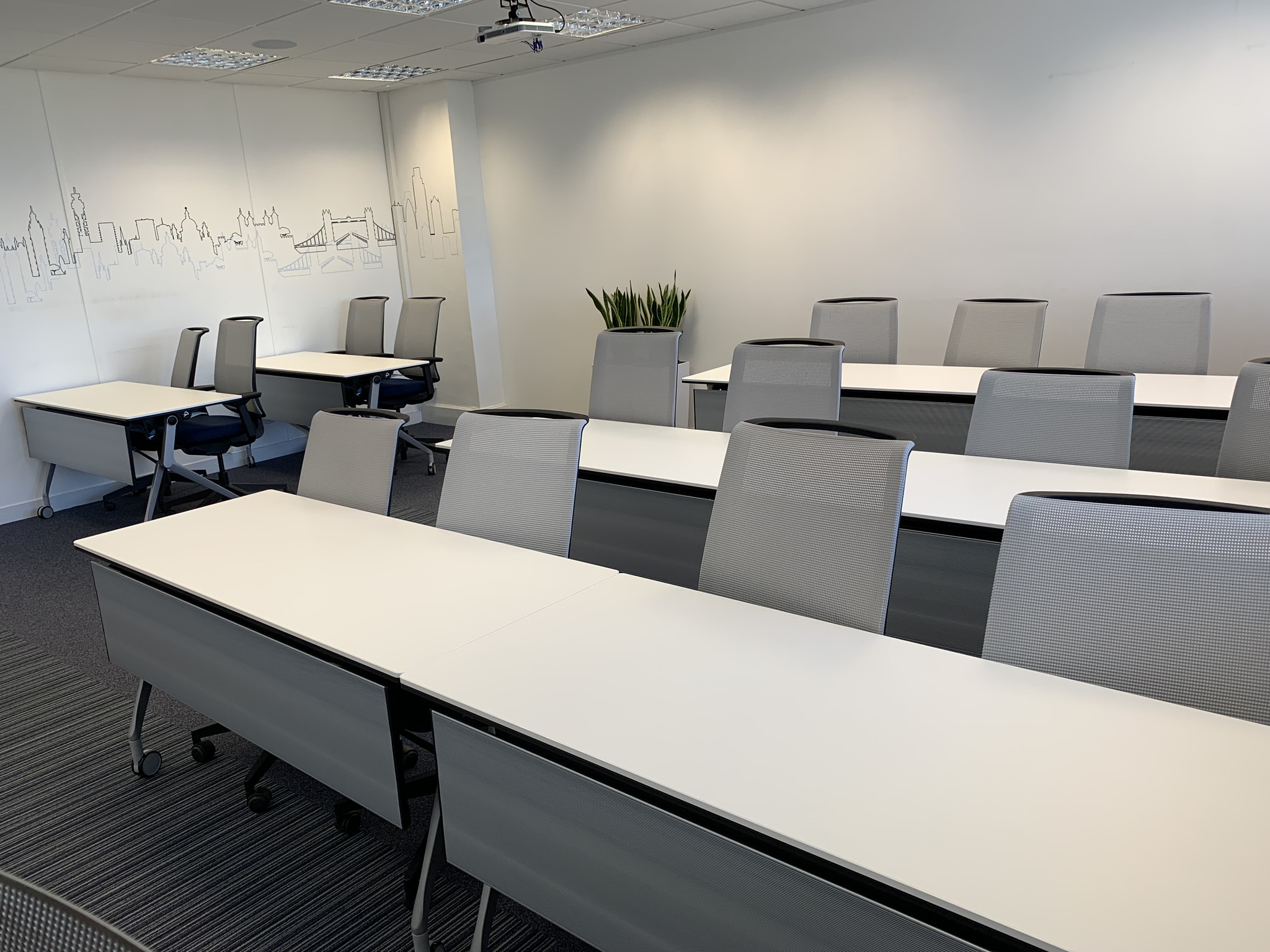 Modern meeting space in Studio 4, ideal for workshops and strategic planning sessions.