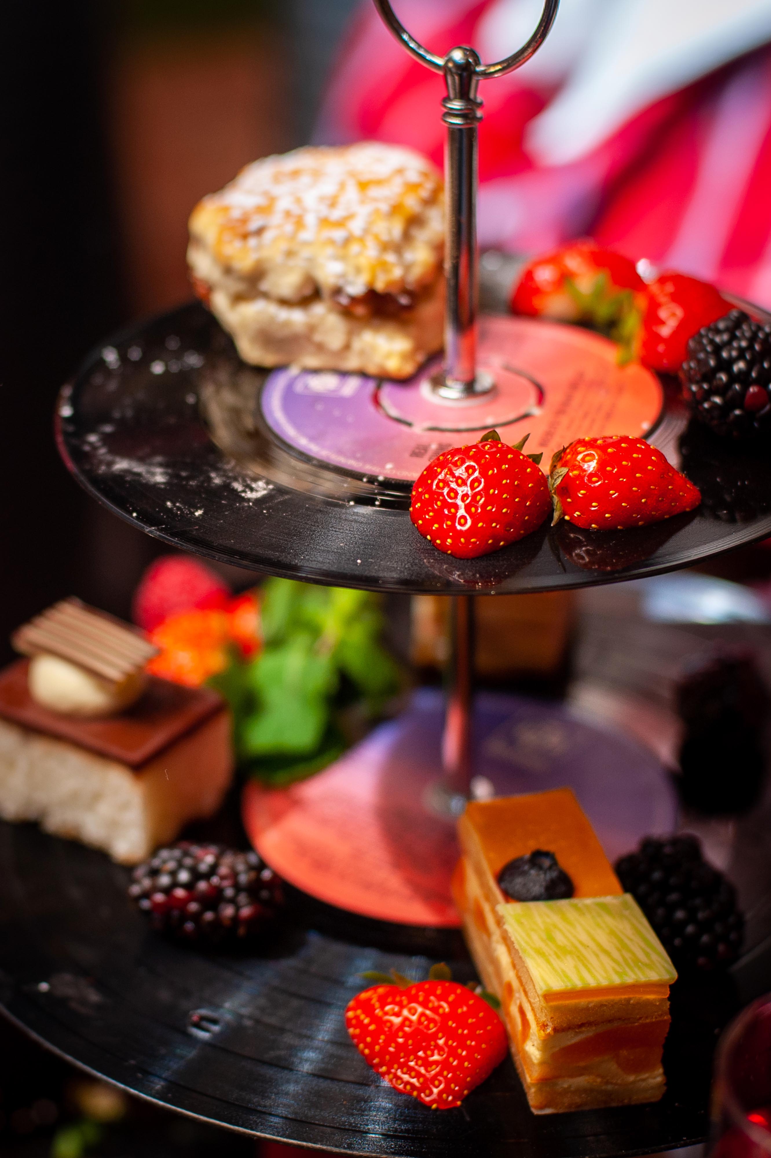 Creative dessert display on a vinyl record with strawberries for events.