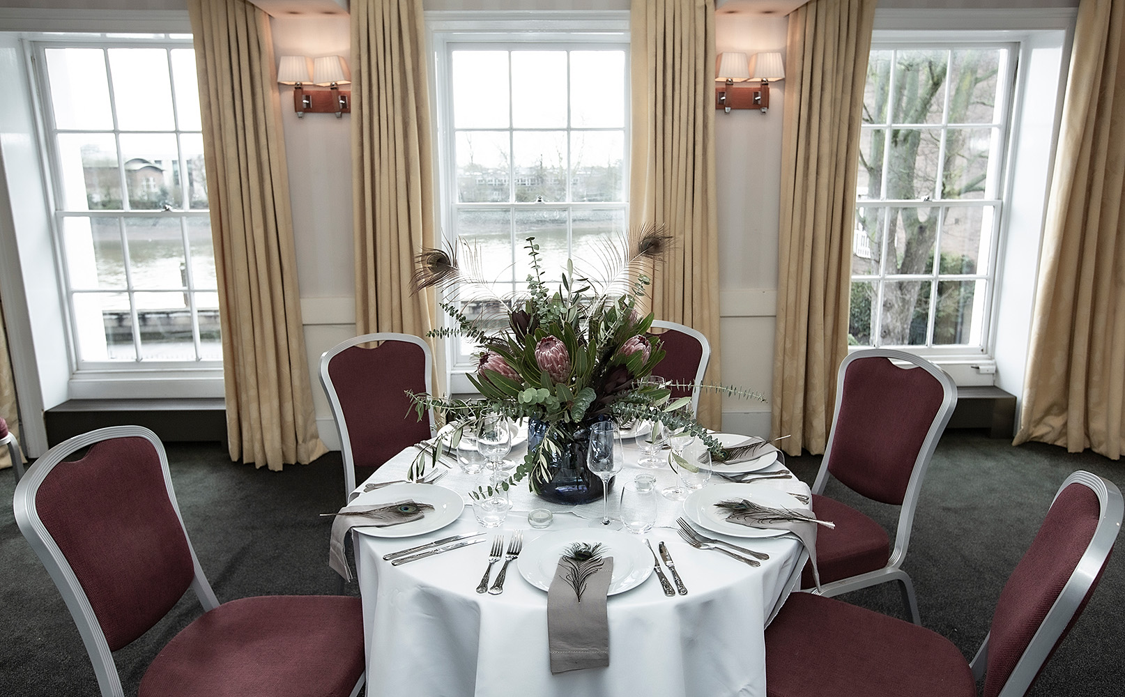 Elegant round table in Commodores Room, perfect for intimate meetings and events.