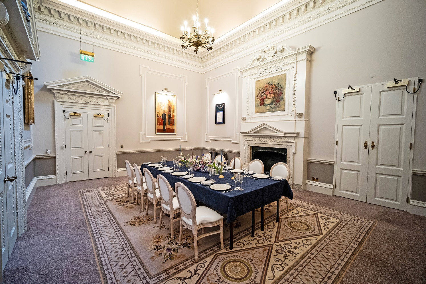 Elegant meeting room with fine tableware for corporate Christmas parties.