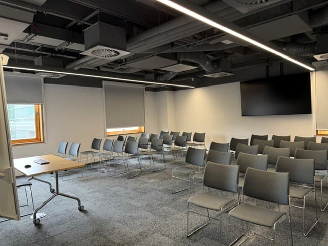 Industrial training room with fixed seating for workshops and professional seminar events.