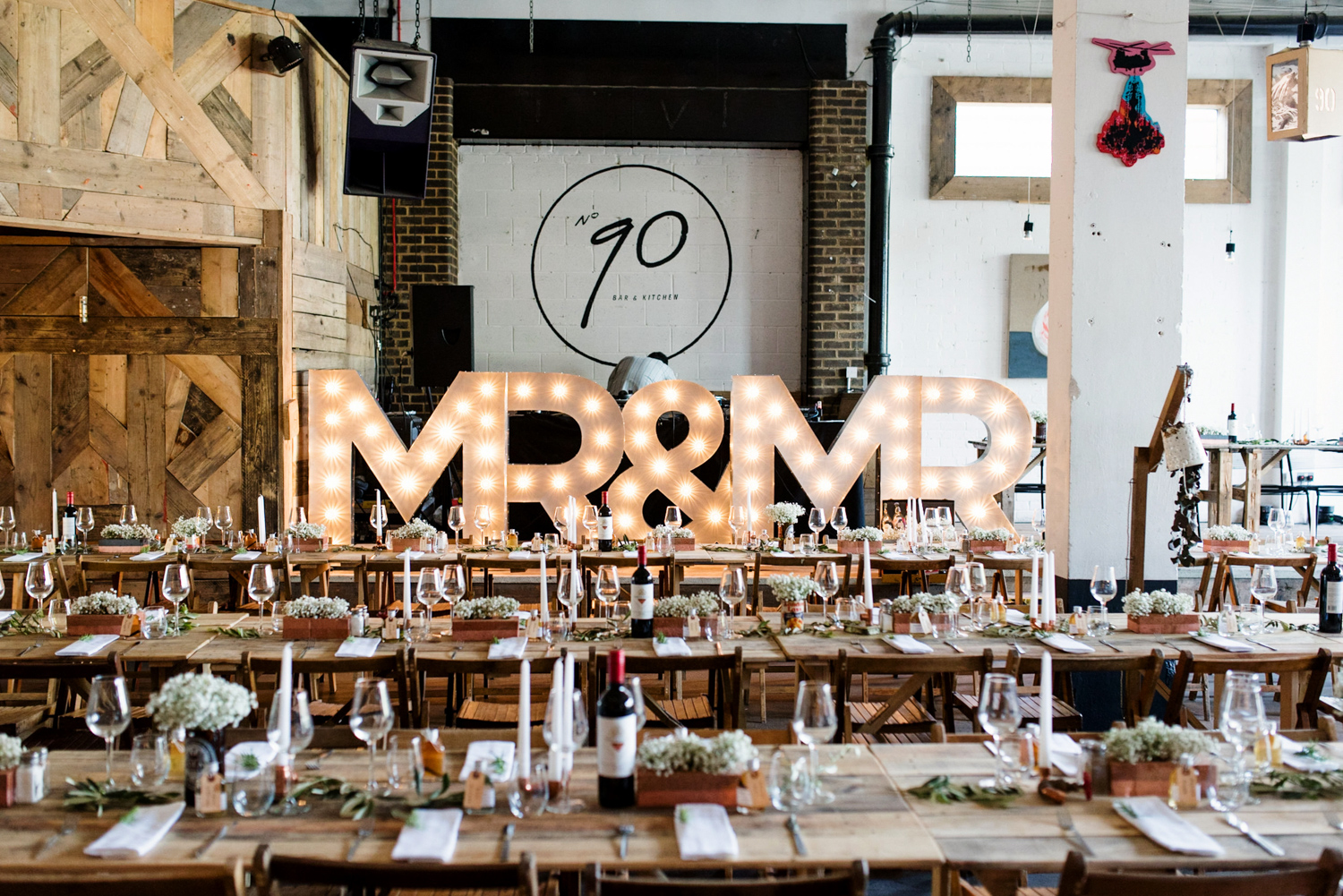 Reception space with "MR & MR" letters, ideal for weddings and intimate gatherings
