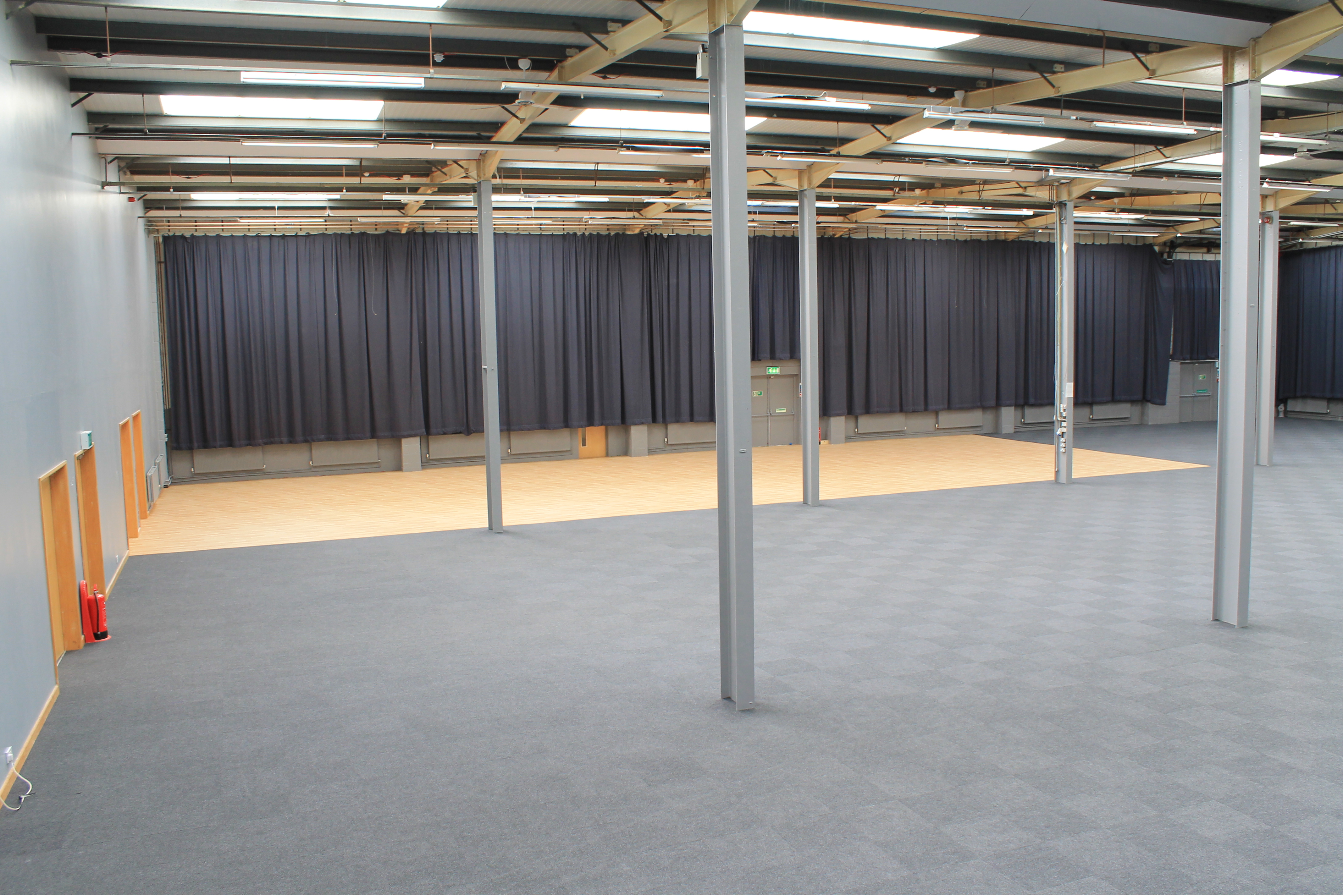 Cotswold Hall in Oxford: spacious event space with high ceilings for meetings and gatherings.