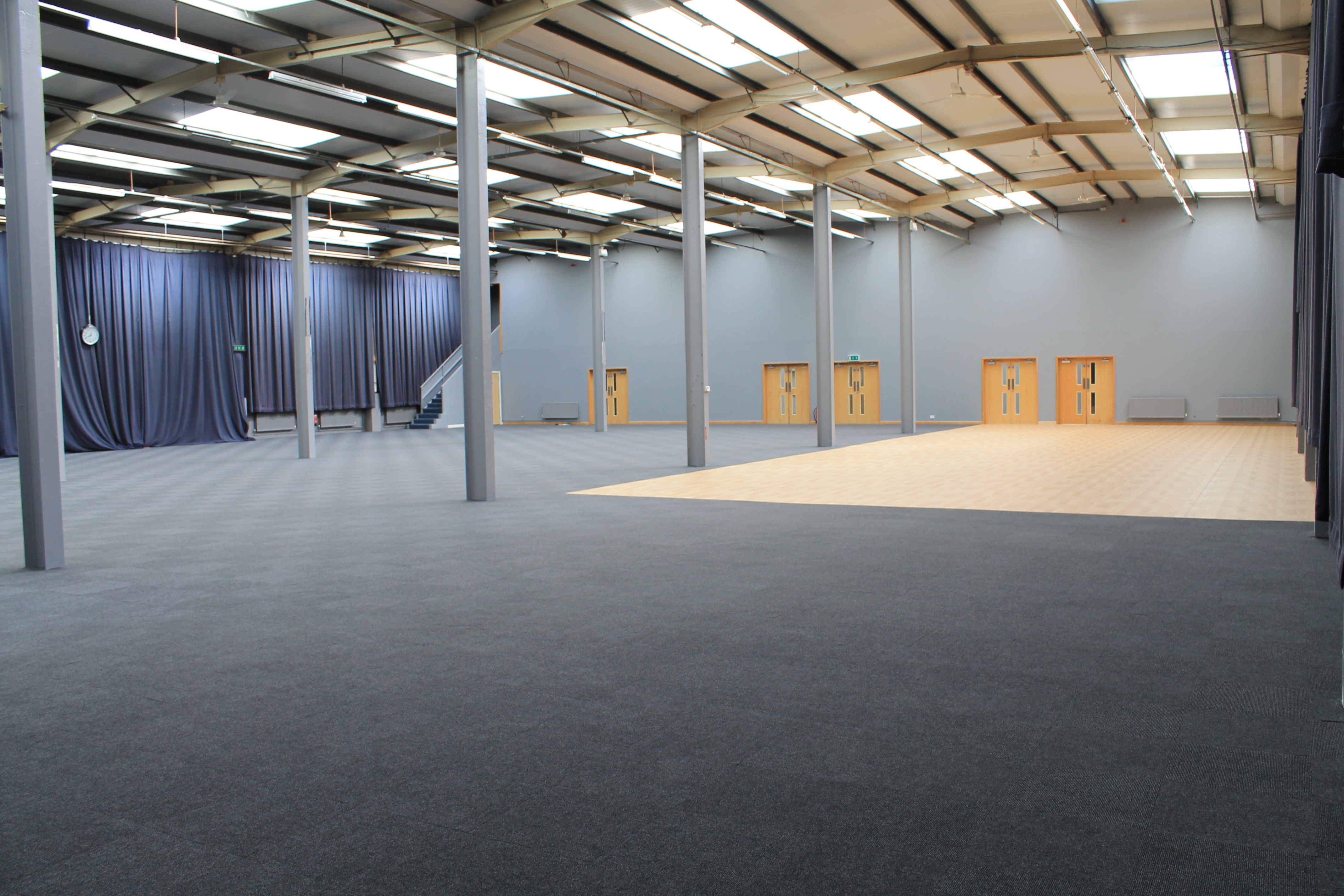 Cotswold Hall in Oxford: spacious event venue with high ceilings for conferences and exhibitions.