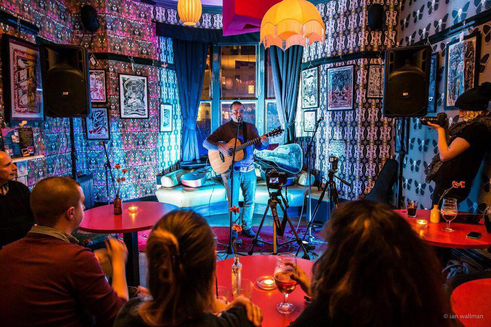 Intimate live music setting in Hotel Pelirocco's vibrant meeting room for events.