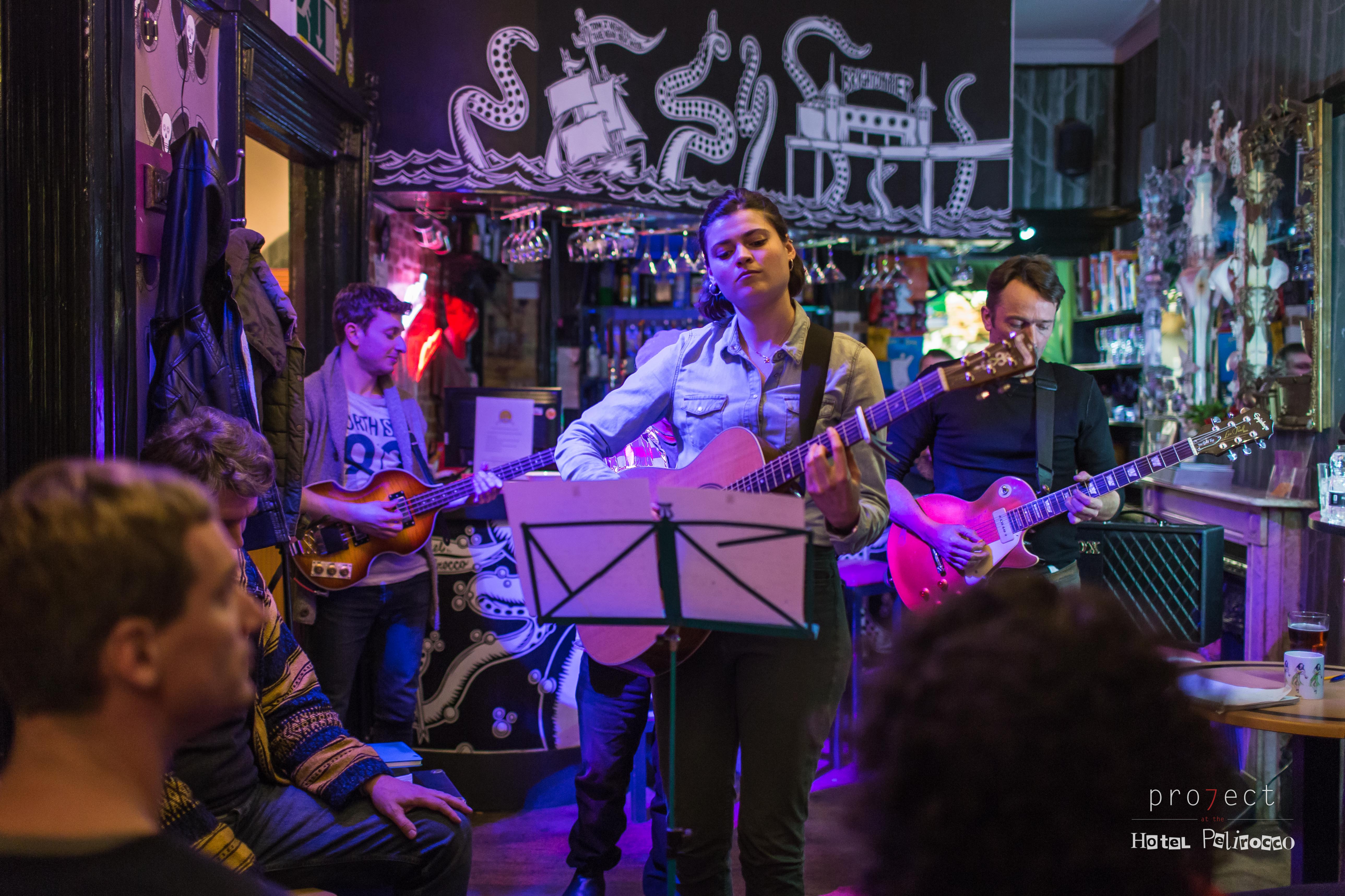 Vibrant live music at Hotel Pelirocco bar, perfect for events and social gatherings.